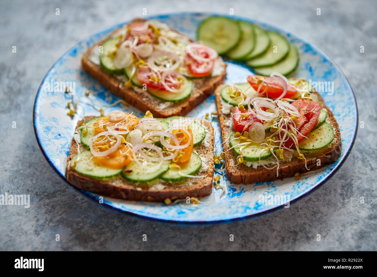 Mit Toast mit cucomber, Tomaten Platte und zerbröselten Feta und ...