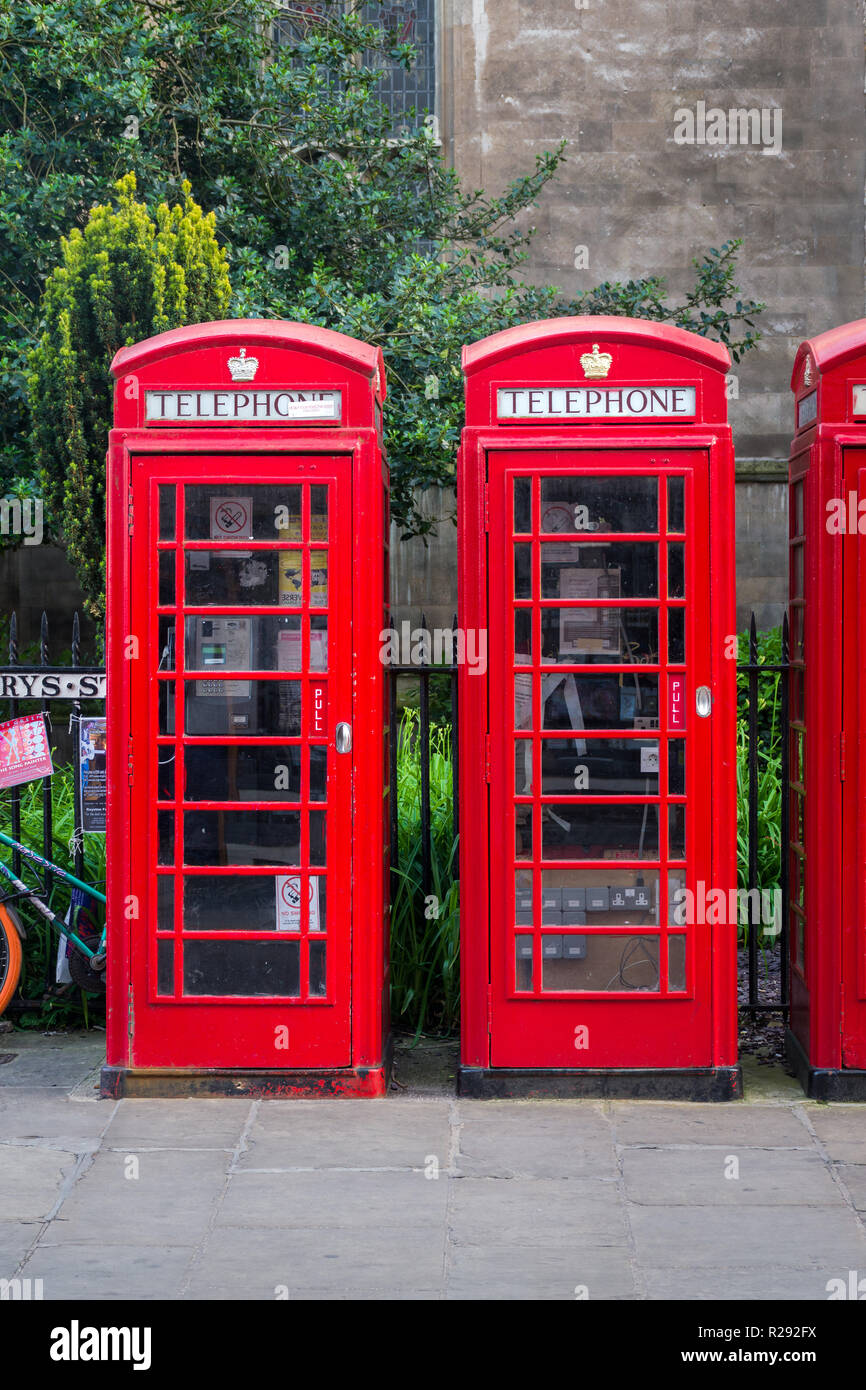 Zwei K6 rote Telefonzellen stehen neben einander außerhalb St Marys Kirche, Cambridge, Großbritannien Stockfoto