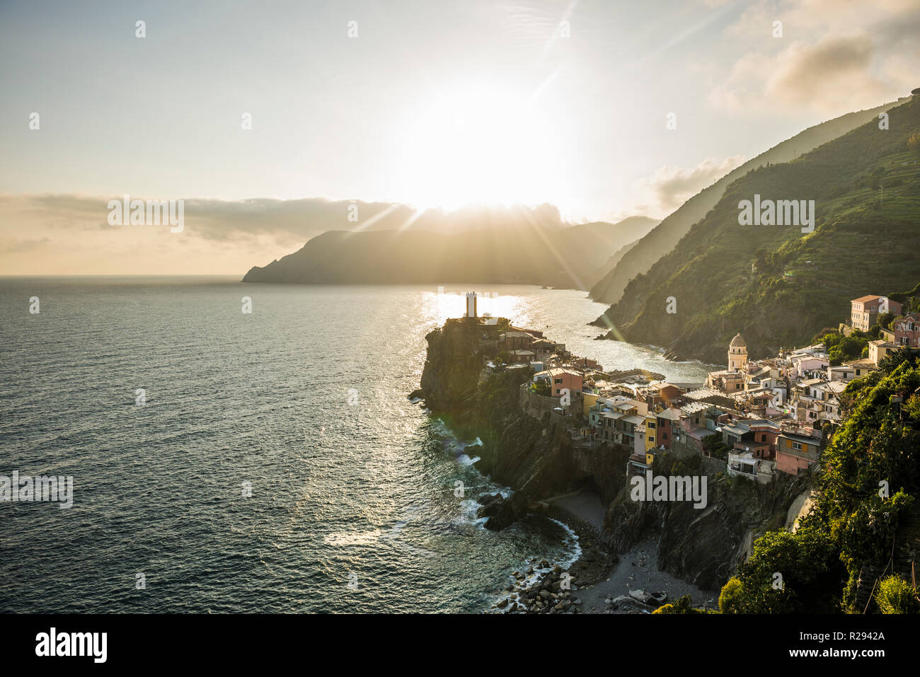 Blick auf das Dorf mit bunten Häusern an der Küste bei Sonnenuntergang, Vernazza, UNESCO-Weltkulturerbe, Cinque Terre Stockfoto