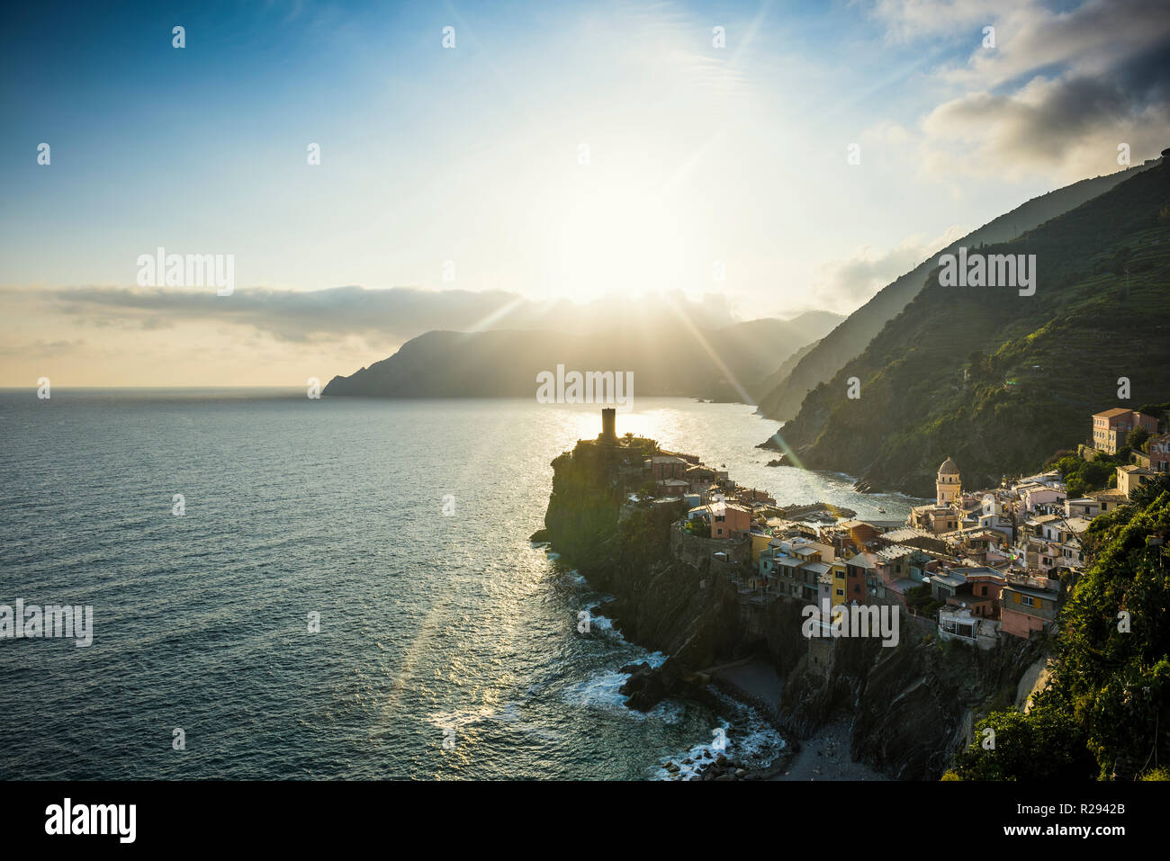 Blick auf das Dorf mit bunten Häusern an der Küste bei Sonnenuntergang, Vernazza, UNESCO-Weltkulturerbe, Cinque Terre Stockfoto
