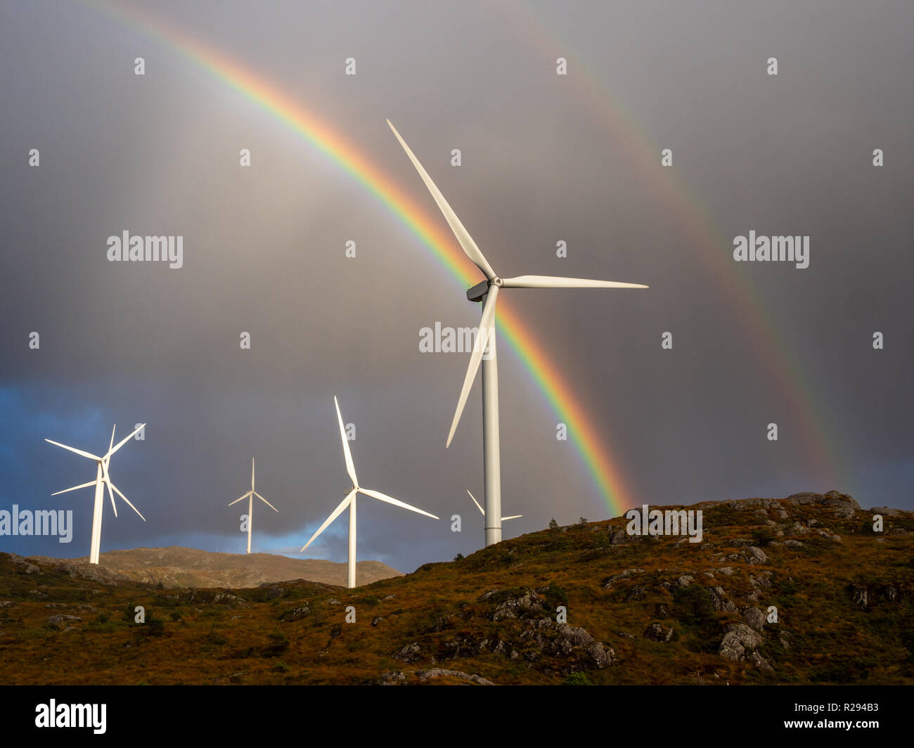 Windmühle und Regenbogen in Fitjar in Norwegen Stockfoto