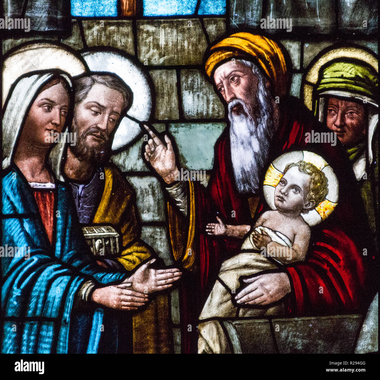 Ein Buntglasfenster zeigt die Darstellung unseres Herrn Jesus und die Reinigung der seligen Jungfrau Maria. Stockfoto