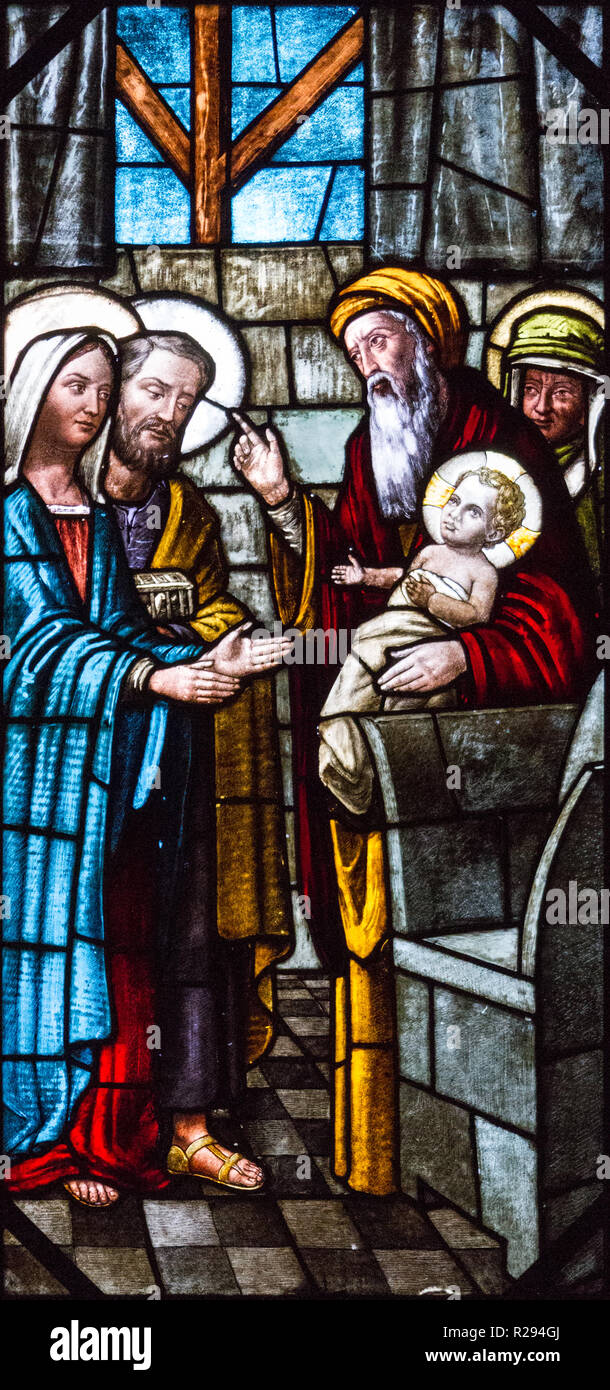 Ein Buntglasfenster zeigt die Darstellung unseres Herrn Jesus und die Reinigung der seligen Jungfrau Maria. Stockfoto