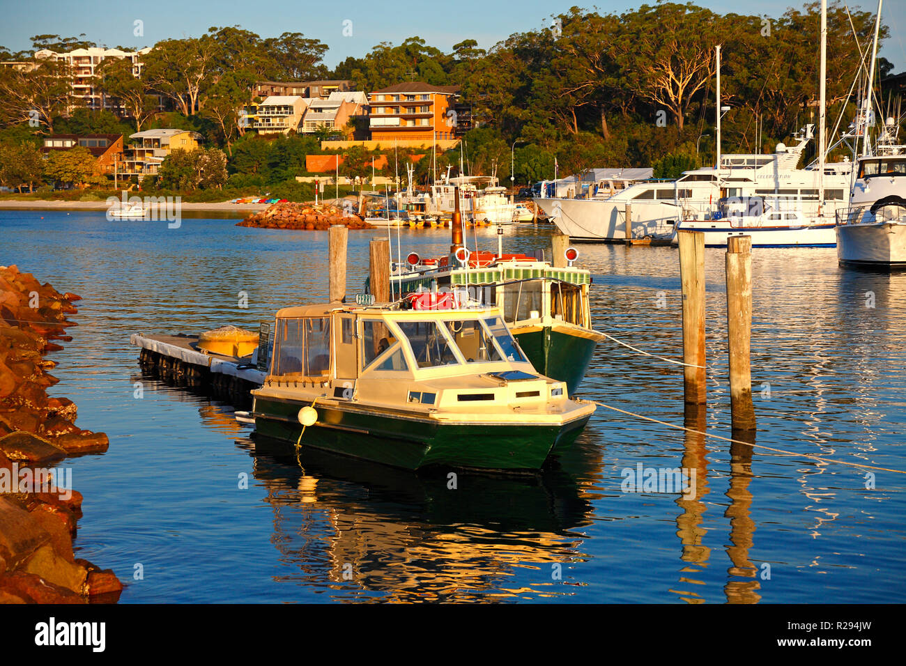 Boote und Vorland Wohnungen und Strand in Nelson Bay, Port Stephens, NSW, Australien Stockfoto