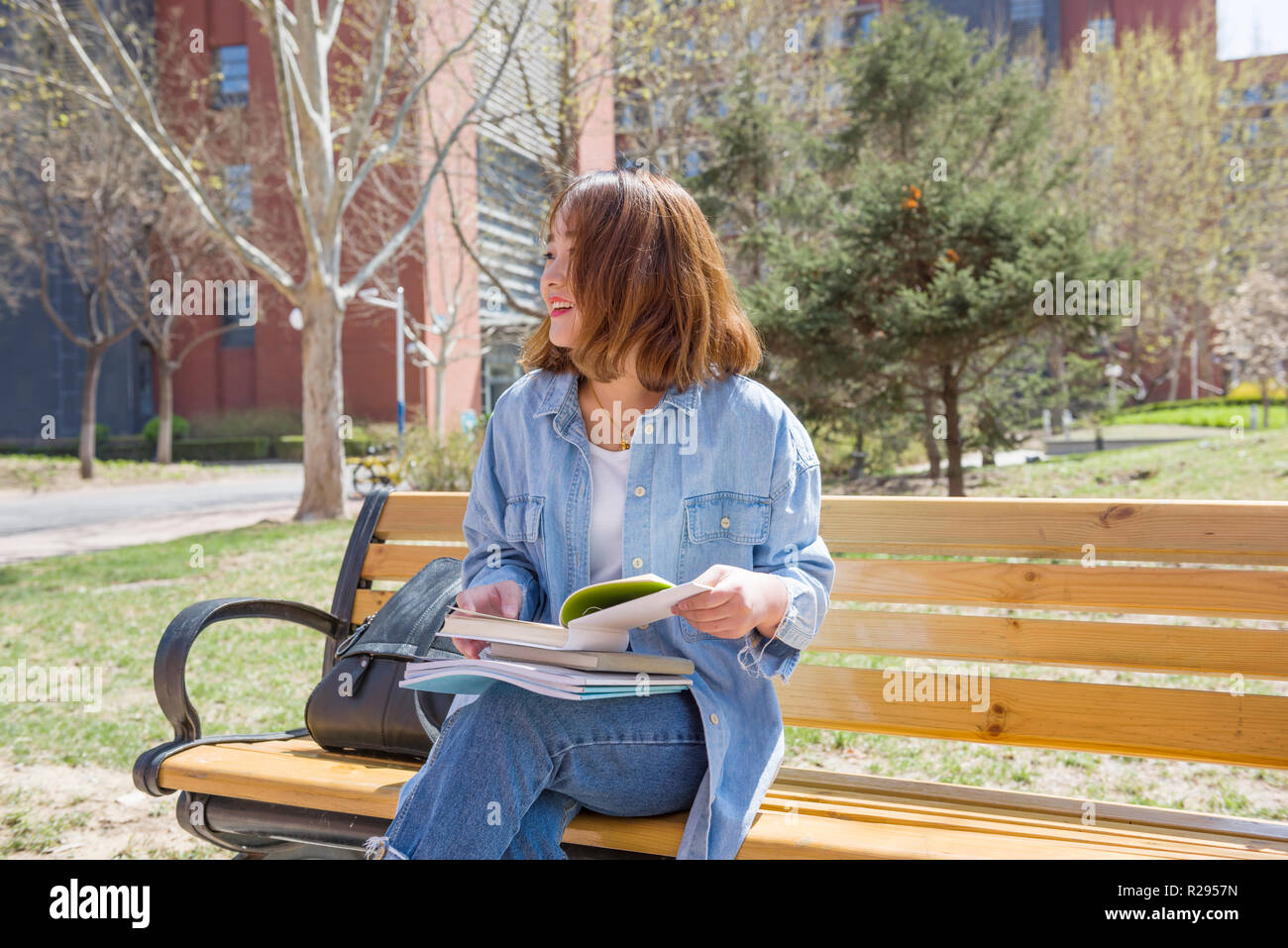 Junge Frau liest auf der Werkbank. Weibliche Studentin. Stockfoto