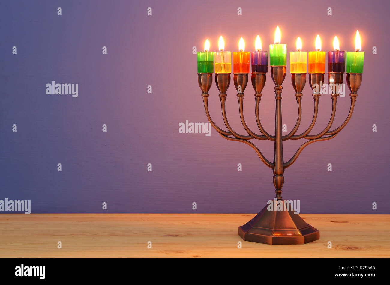 Bild der jüdische Feiertag Hanukkah Hintergrund mit menora (traditionellen Kandelaber) und bunte Öl Kerzen Stockfoto