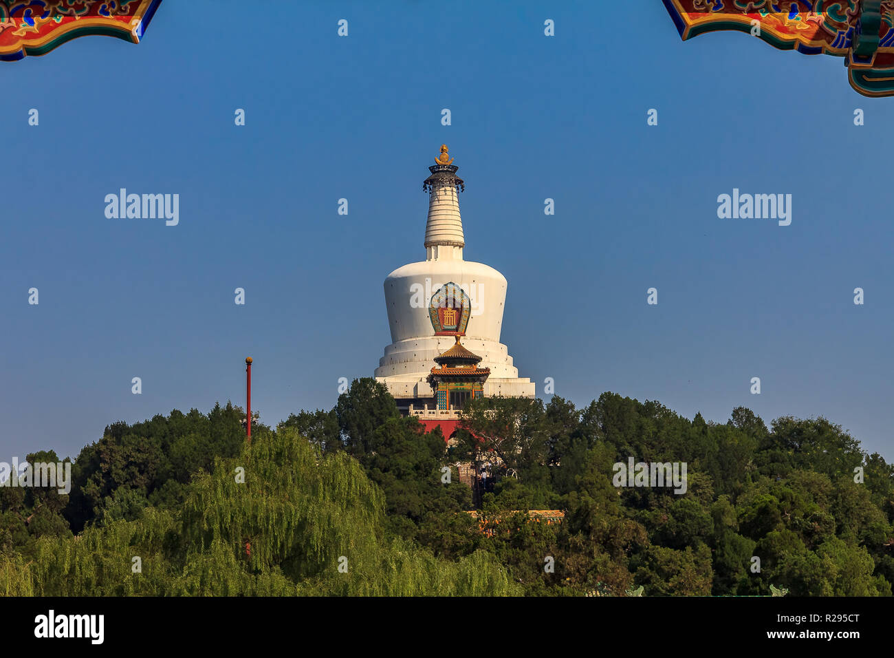 Die Jade Insel mit Bai Ta (weiße Pagode oder Dagoba) stupa in der Buddhistischen Yong ein Tempel des ewigen Friedens in Beihai Park in Peking, China Stockfoto