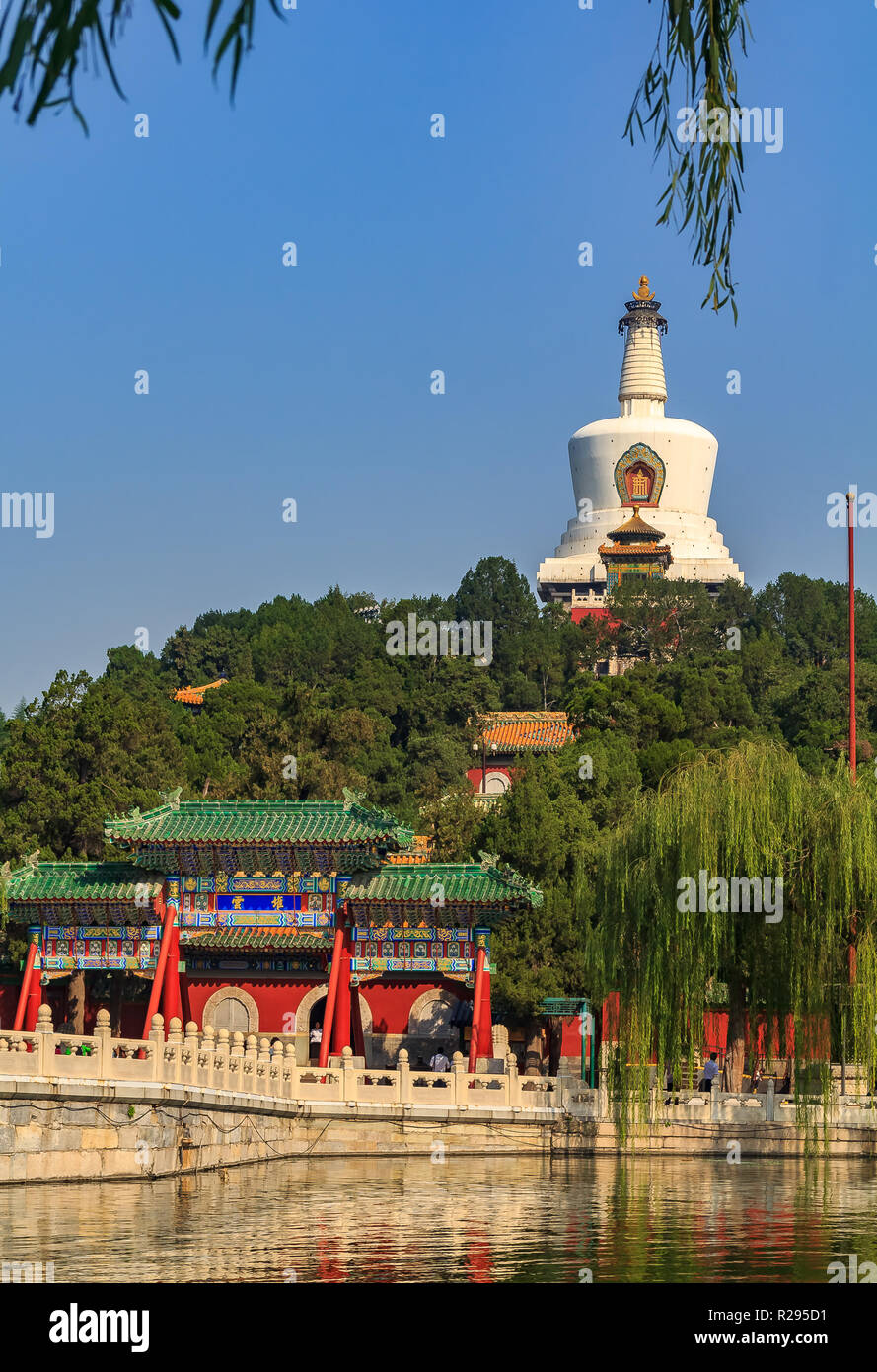 Yongan Brücke im Beihai Park und dem Jade Insel mit Bai Ta (weiße Pagode oder Dagoba) stupa in der Buddhistischen Yong An (Tempel des Ewigen Frieden) in Stockfoto