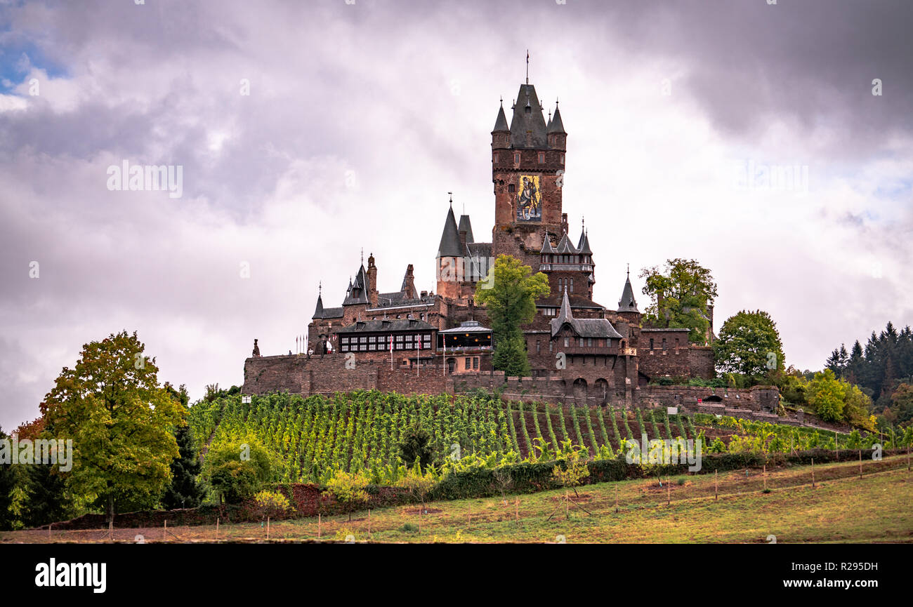 Die Reichsburg in Cochem Deutschland Märchen, umgeben von Weinbergen. Stockfoto