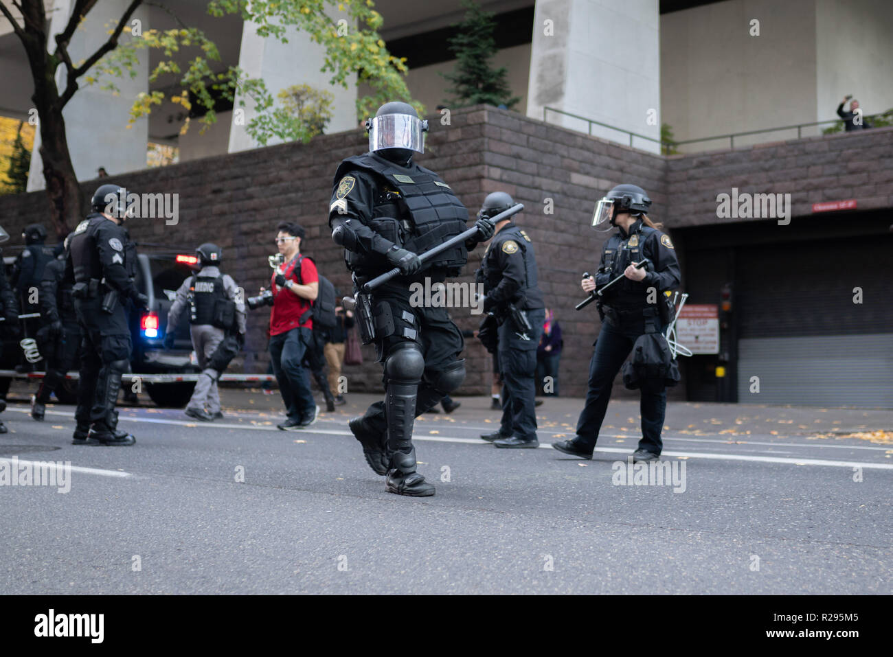Portland, OR/USA, 17. November 2018: Polizisten in Kampfausrüstung auf der Straße mit einem Knüppel in der Hand. Stockfoto