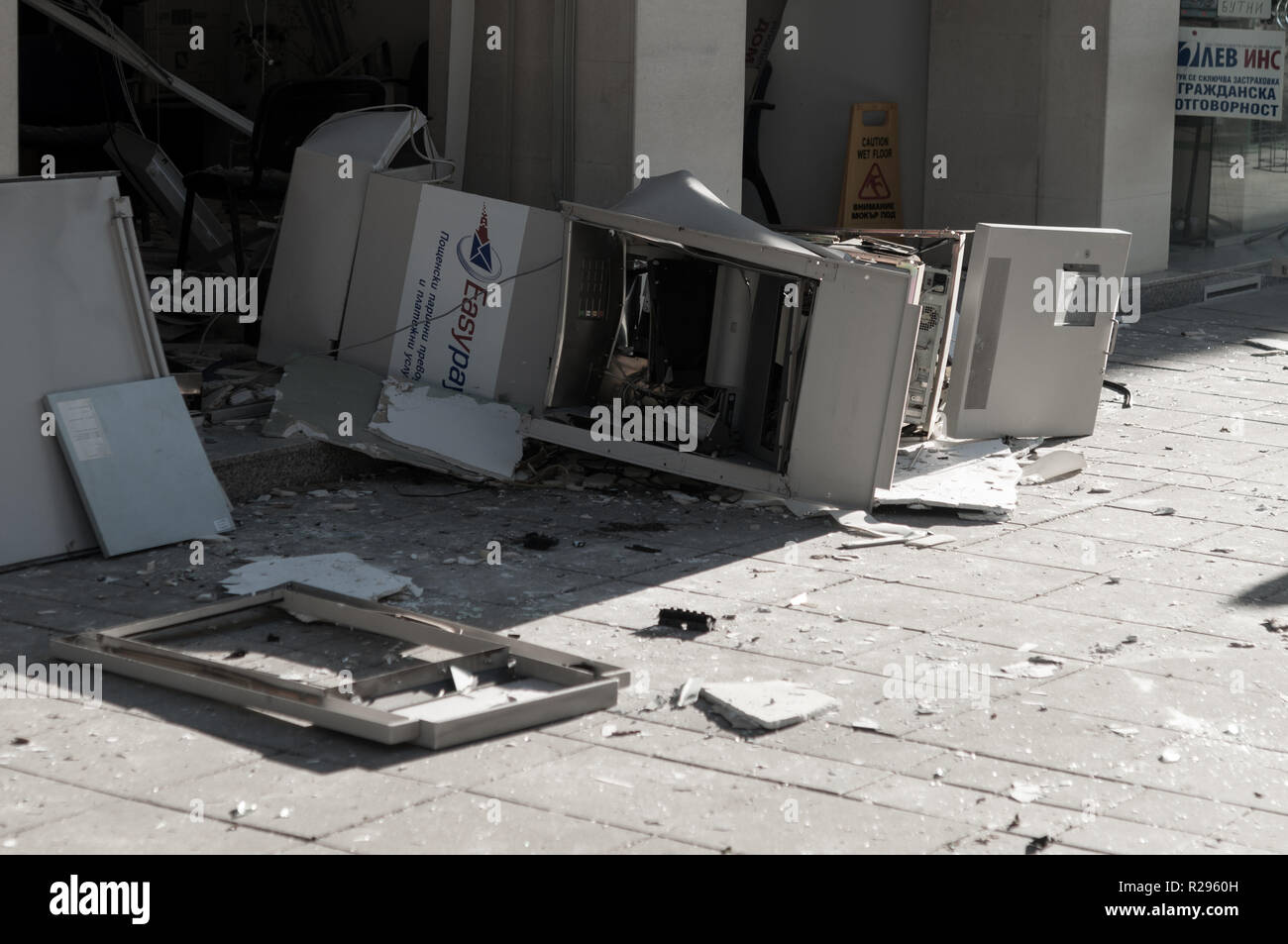 ATM Maschine mit Glasscherben nach einem Raub Stockfoto