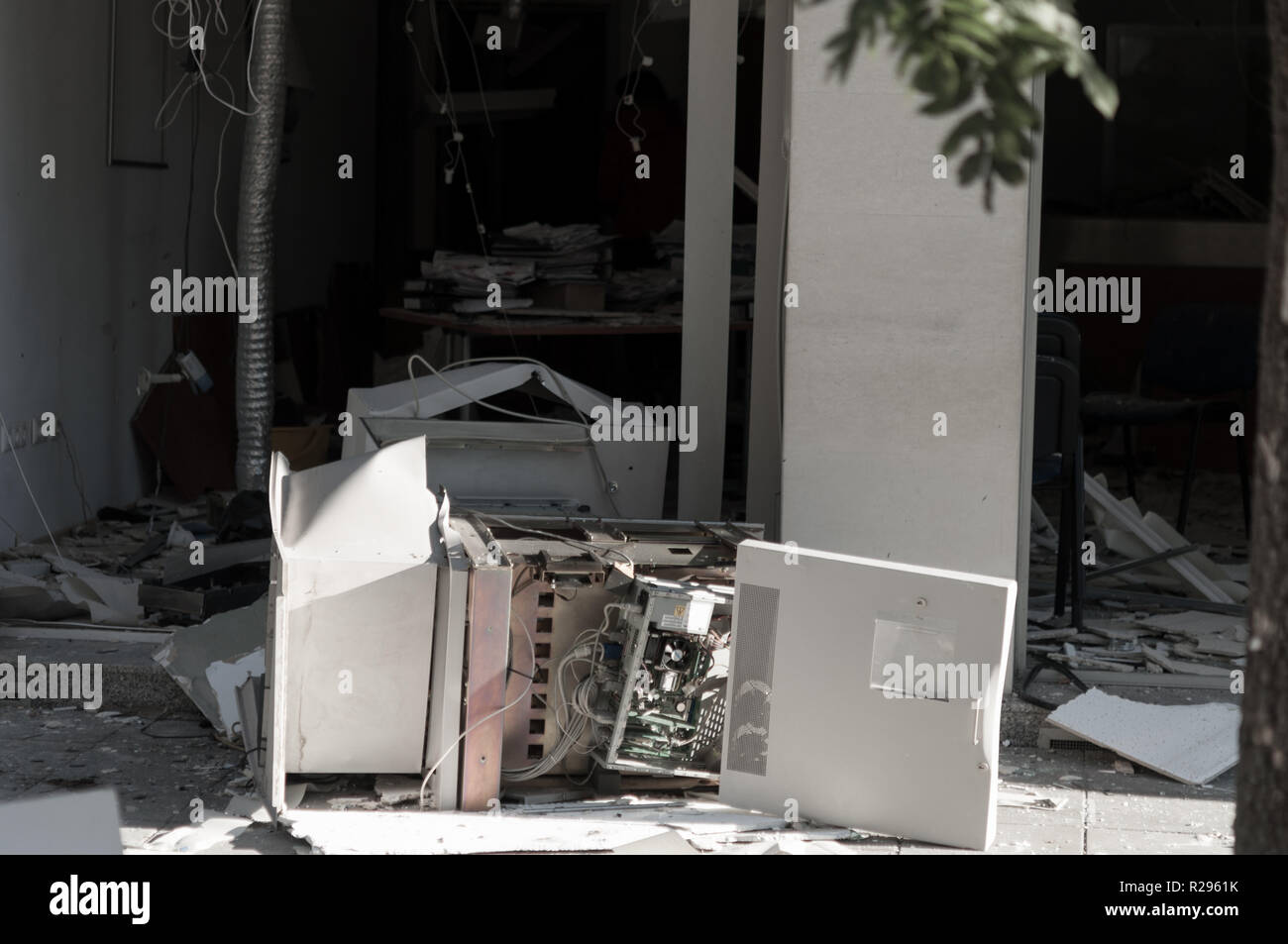 ATM Maschine mit Glasscherben nach einem Raub Stockfoto