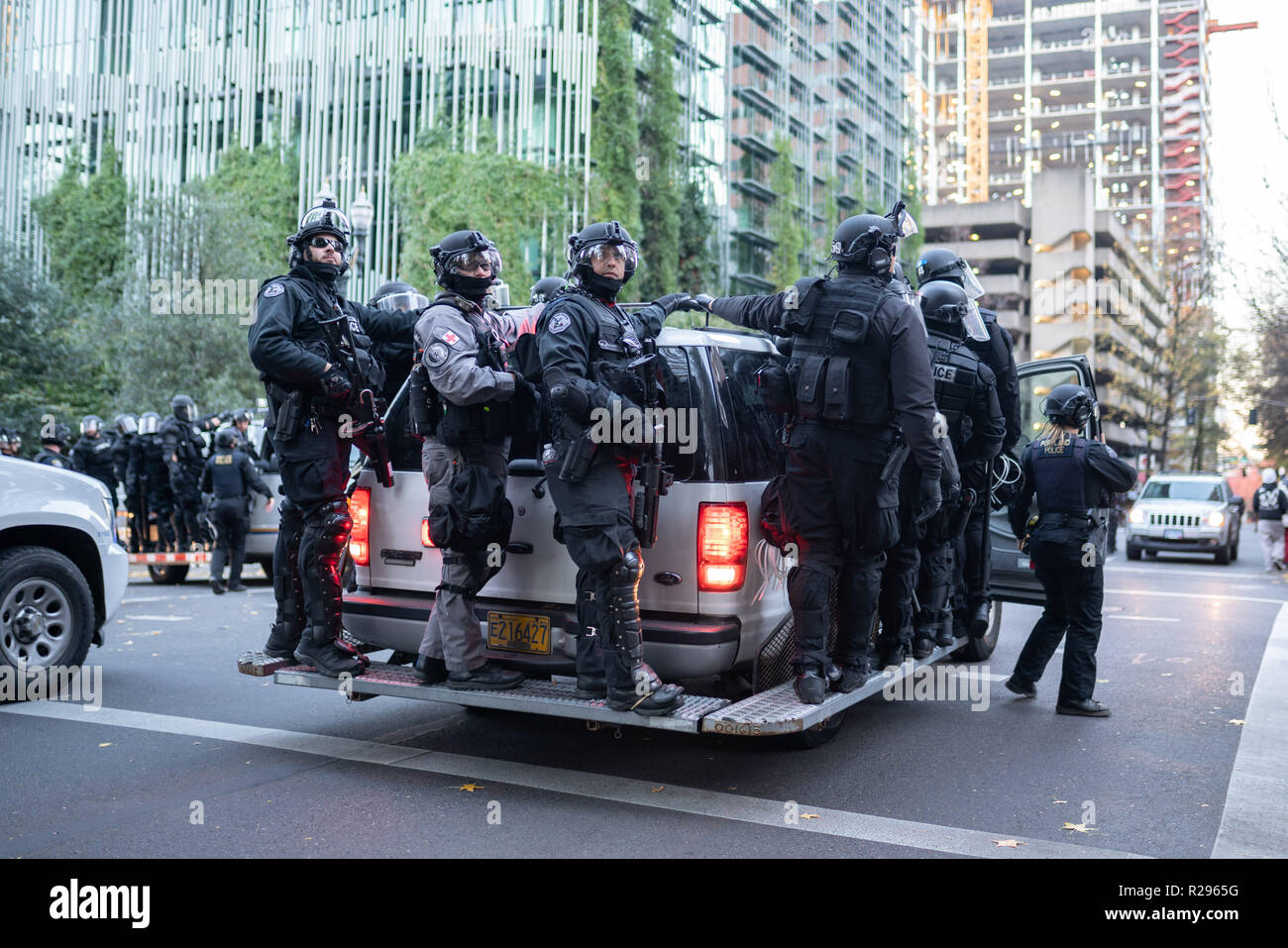 Portland, OR/USA, 17. November 2018: Portland Polizei in anti-riot Gear und Uniformen, Reitschule Auto in der Innenstadt. Stockfoto