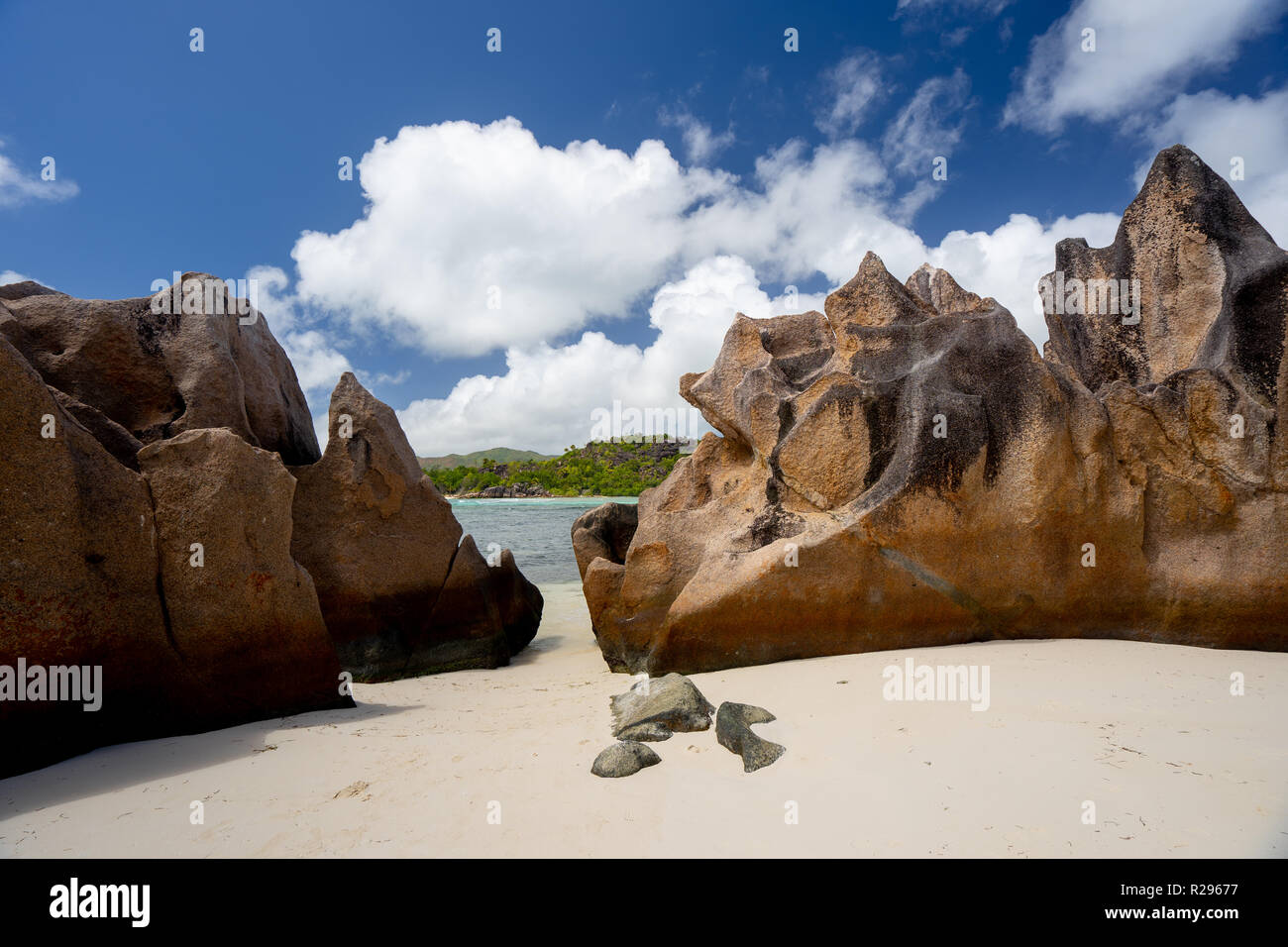 Anse Source D'Argent mit Granitfelsen am wunderschönen Strand auf der tropischen Insel La Digue, Seychellen Stockfoto