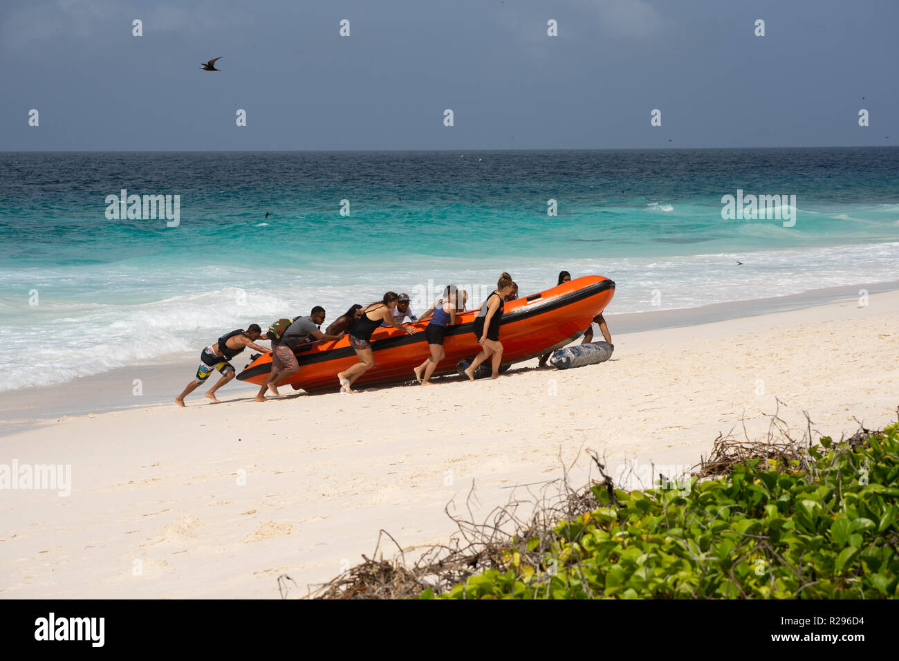 Sternzeichen bringt Touristen zu Aride Island Nature Reserve Seychellen Stockfoto