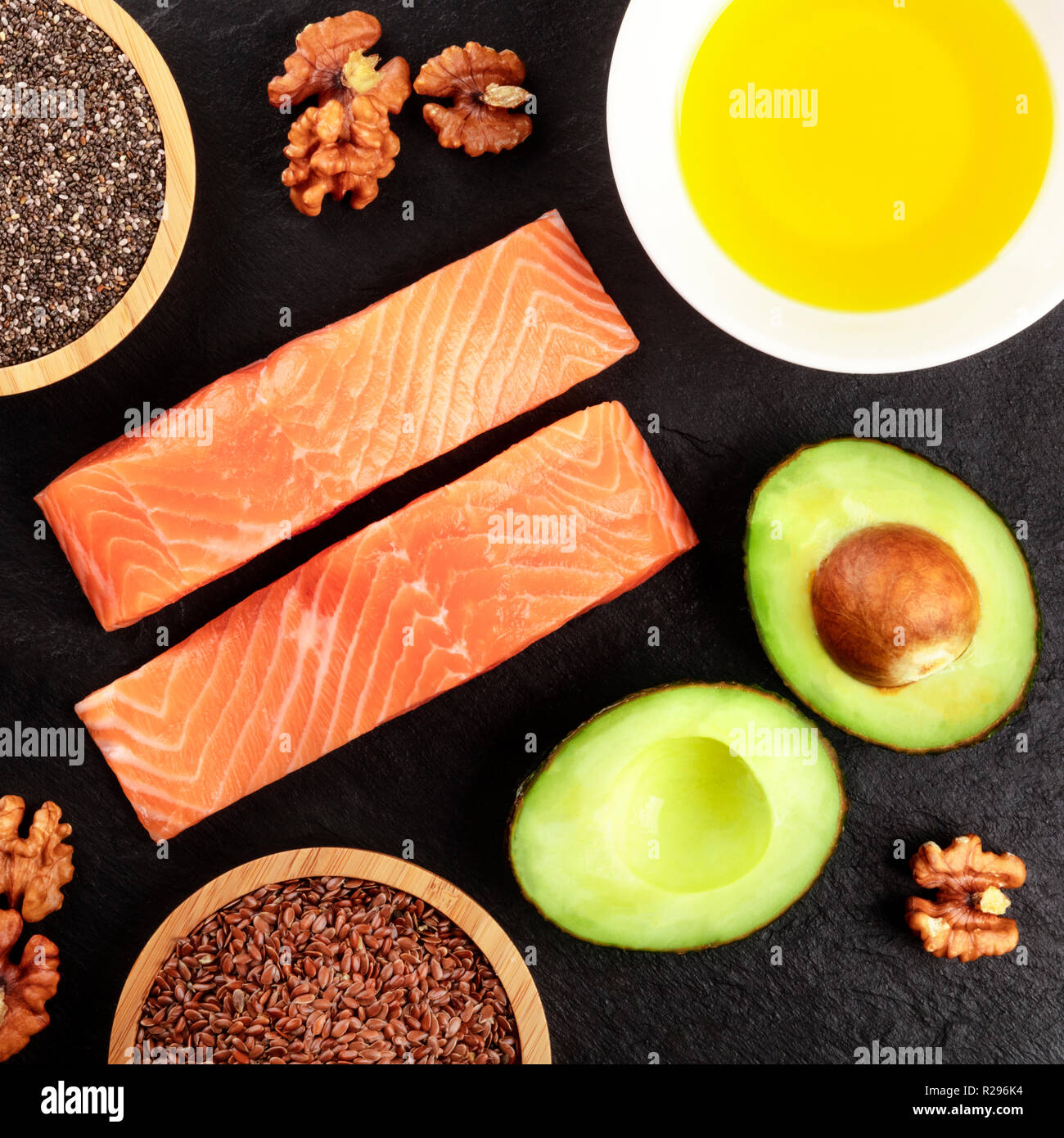 Gesunde Omega 3 Diät essen. Lachs, Avocado, Muttern, Chia Samen und Leinsamen, Schuß von oben