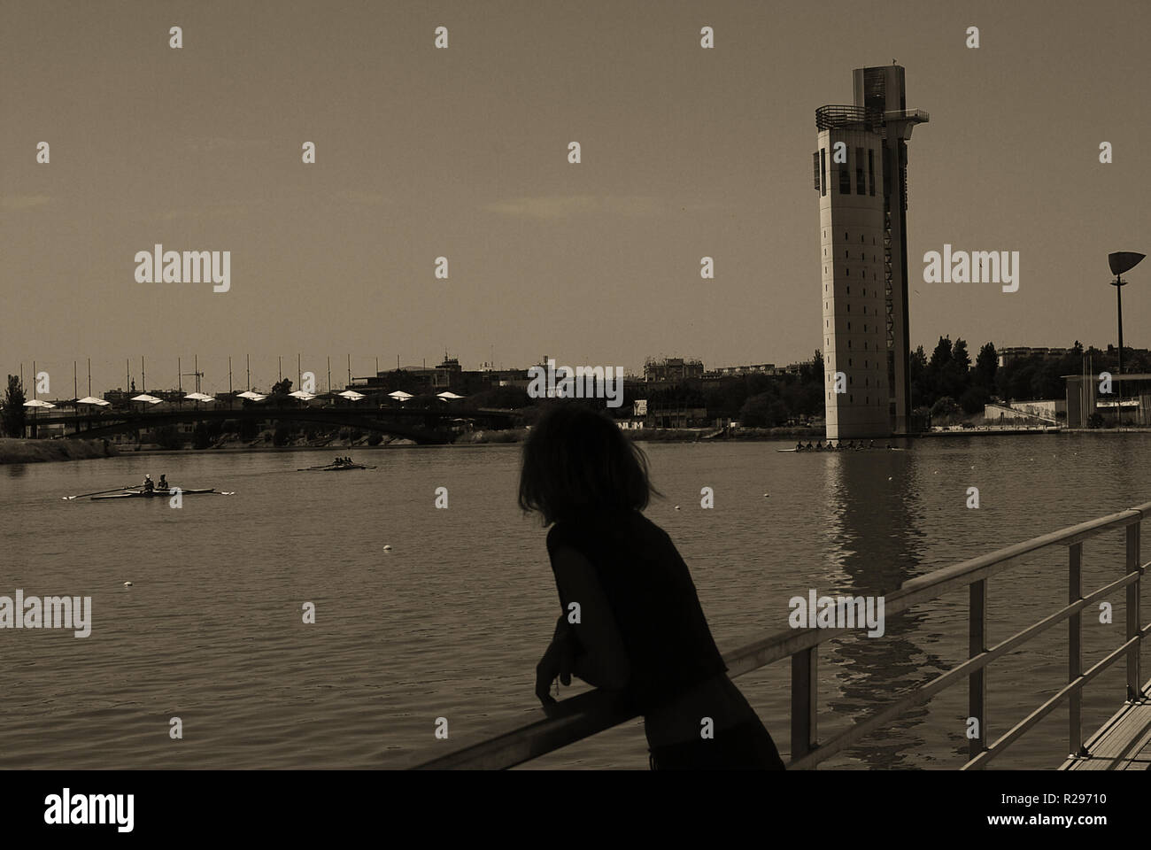 Die Frau beobachtet den Guadalquivir Sevilla, Spanien Stockfoto