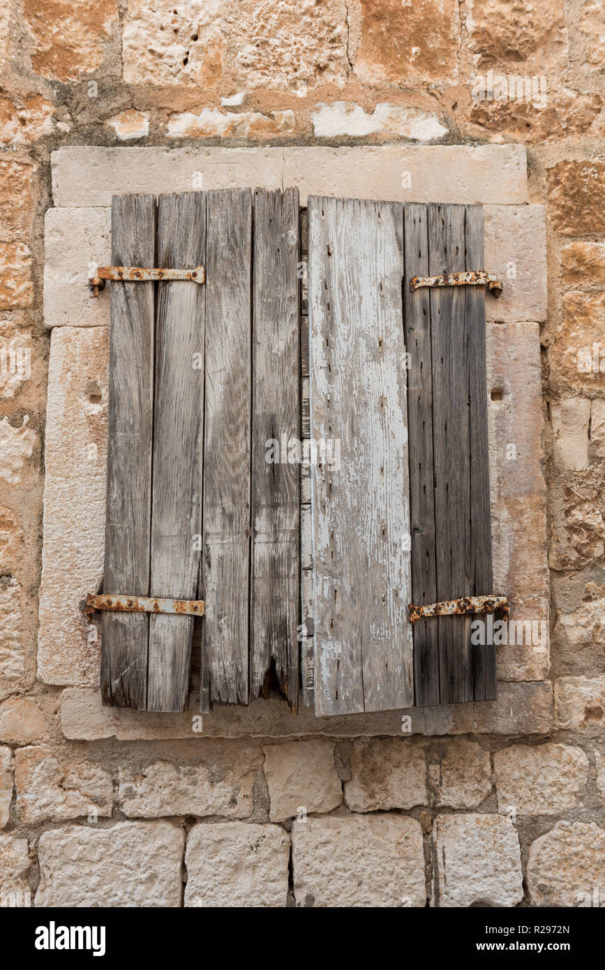 Alten retro Fensterläden aus Holz am Fenster. Altes Steinhaus. Äußere detail. Holz- Fenster. Stockfoto