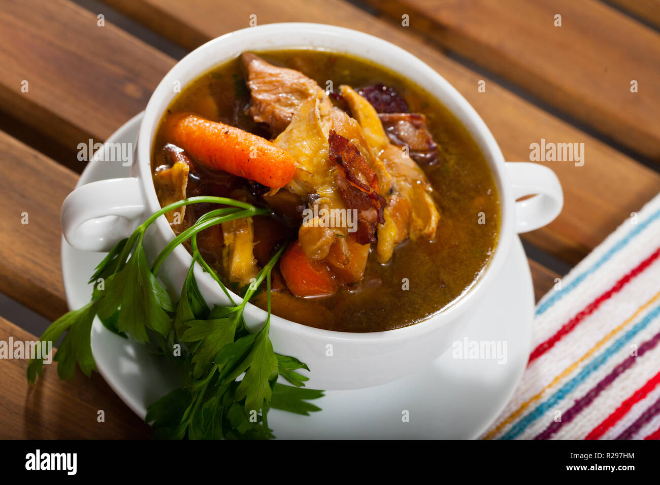 Bild der Schottischen traditionellen Suppe mit Hähnchen, Speck und ...