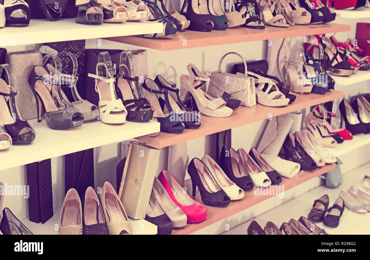 Bild der Vitrine mit Sommer Schuhe in der spanischen Store Stockfotografie