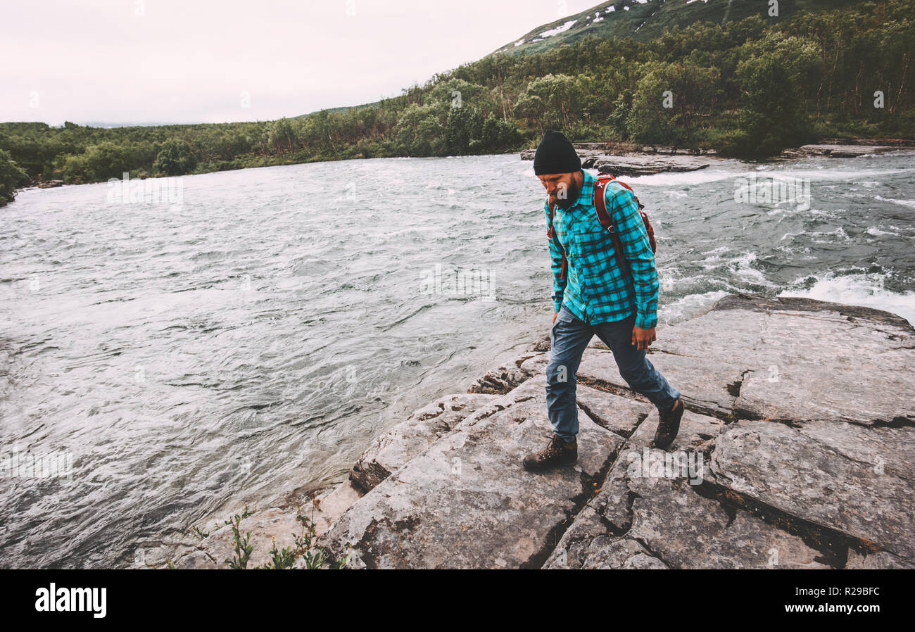 Menschen wandern aktiv reisen Abenteuer Lifestyle Urlaub allein draußen in der Wildnis Stockfoto