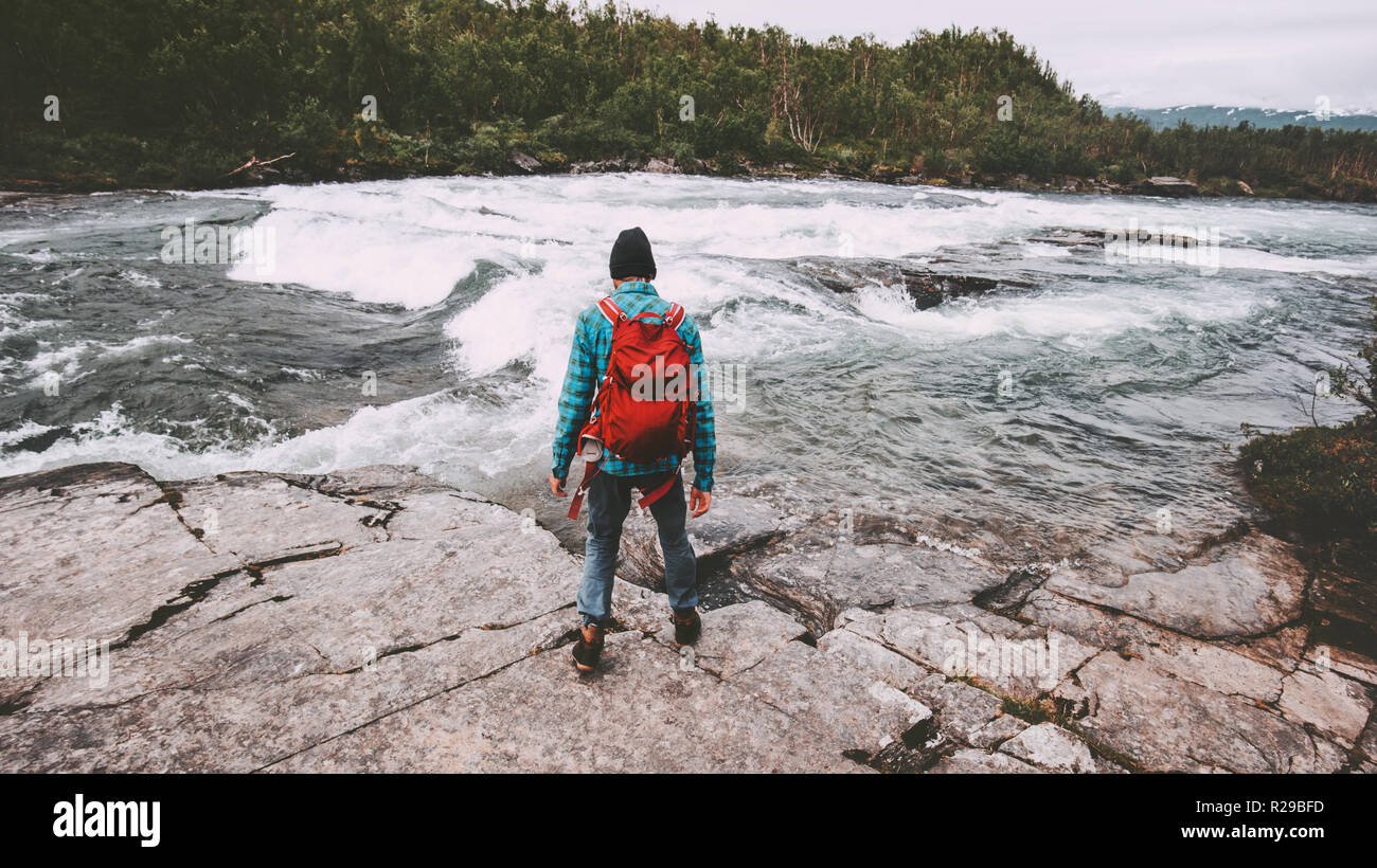 Man solo Reisen Wandern mit Rucksack aktiv Abenteuer lifestyle Reise Ferien im freien Fluss in Schweden Stockfoto