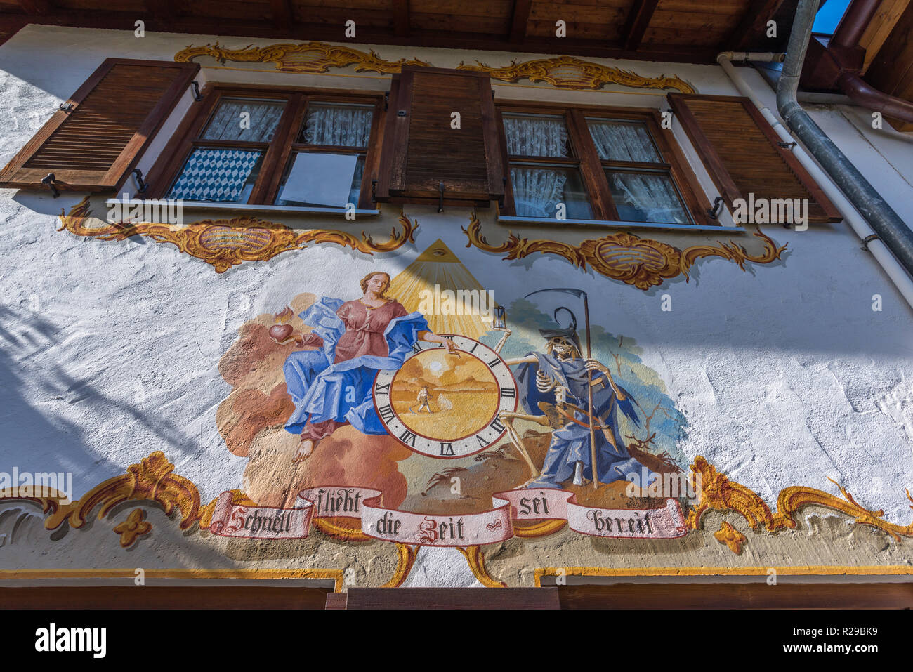 Wallpainting, gemeinsame Unternehmen flieht die Inschrift Zeit oder die Zeit fliegt, vorbereitet werden, Oberammergau Ammergauer Apls, Oberbayern, Bayern, Deutschland, Europa Stockfoto