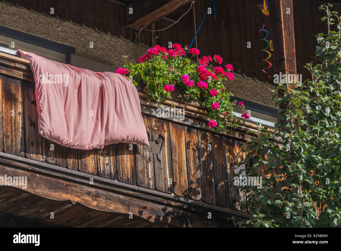 Bettzeug hängen in die frische Luft auf dem Balkon, Oberammergau Ammergauer Apls, Oberbayern, Bayern, Deutschland, Europa Stockfoto