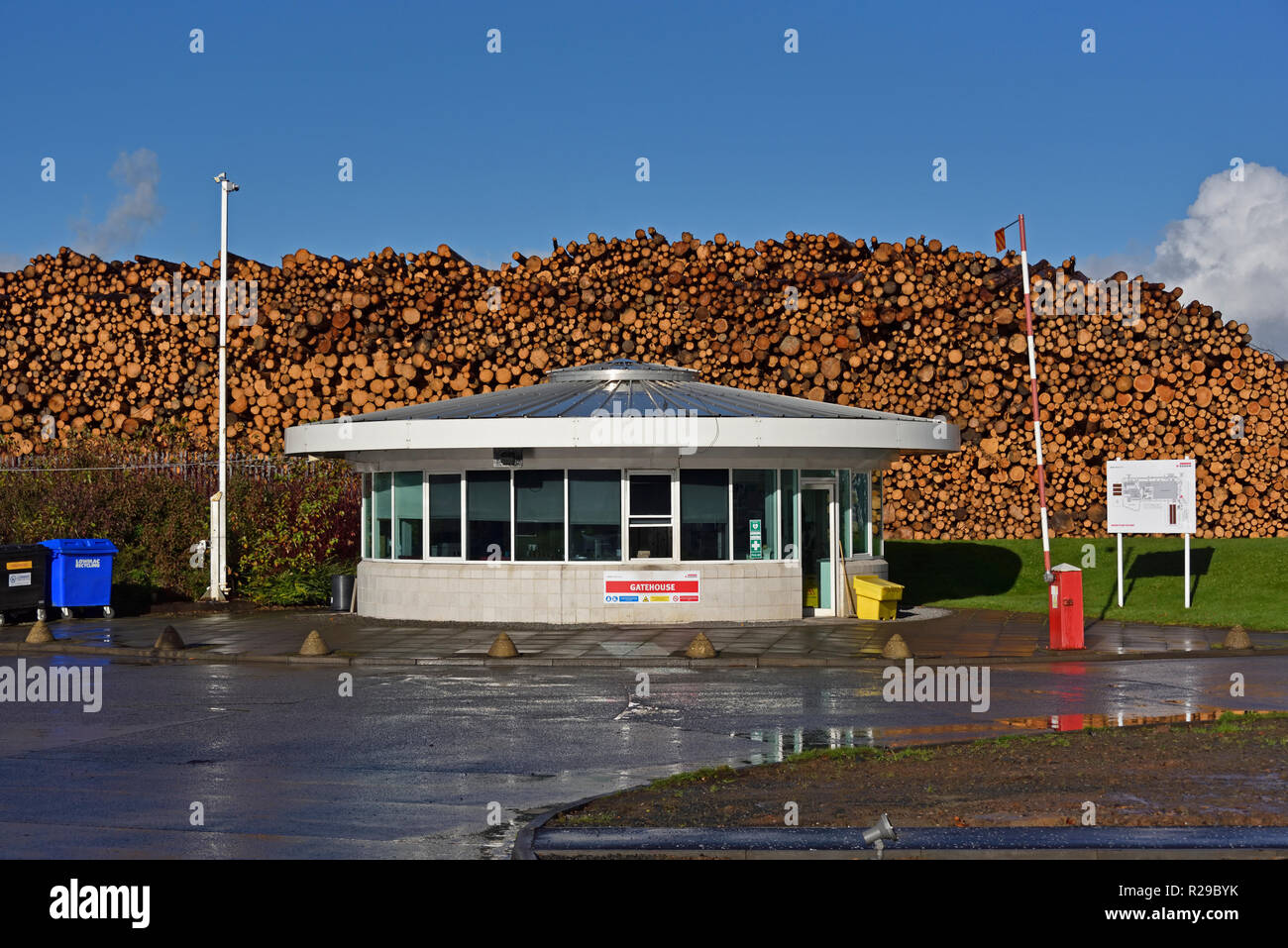 Das Torhaus bei Egger Baronie Industrieanlagen. Auchinleck, East Ayrshire, Schottland, Großbritannien, Europa. Stockfoto