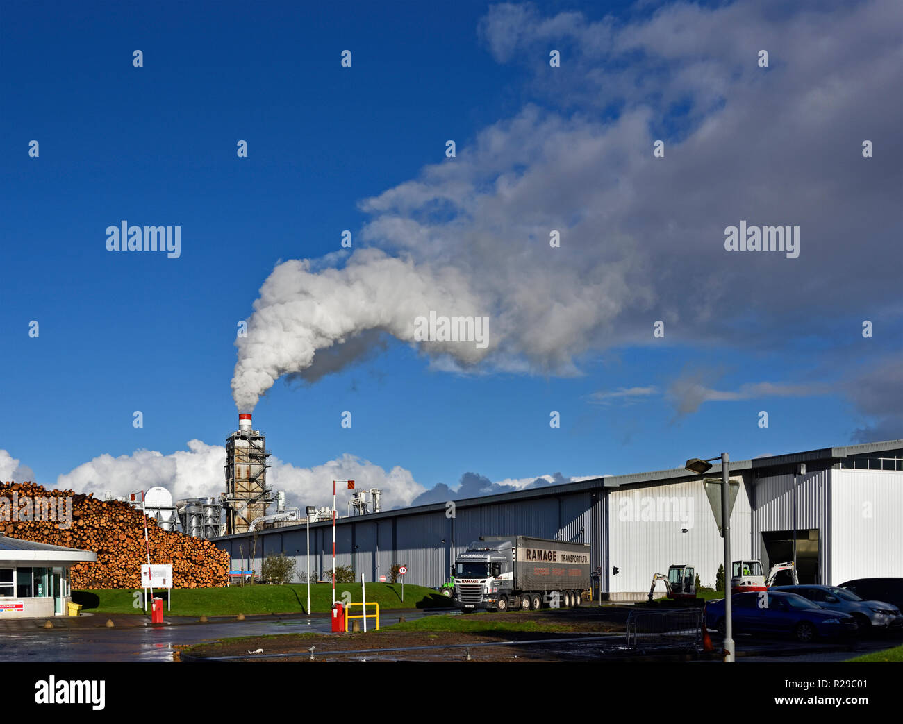 Ramage Transport Ltd. Lastkraftwagen bei Egger Baronie Industrieanlagen. Auchinleck, East Ayrshire, Schottland, Großbritannien, Europa. Stockfoto