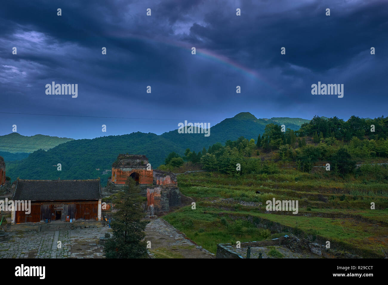 Regenbogen über dem alten Kung Fu Tempel auf der Spitze des Berges. Stockfoto
