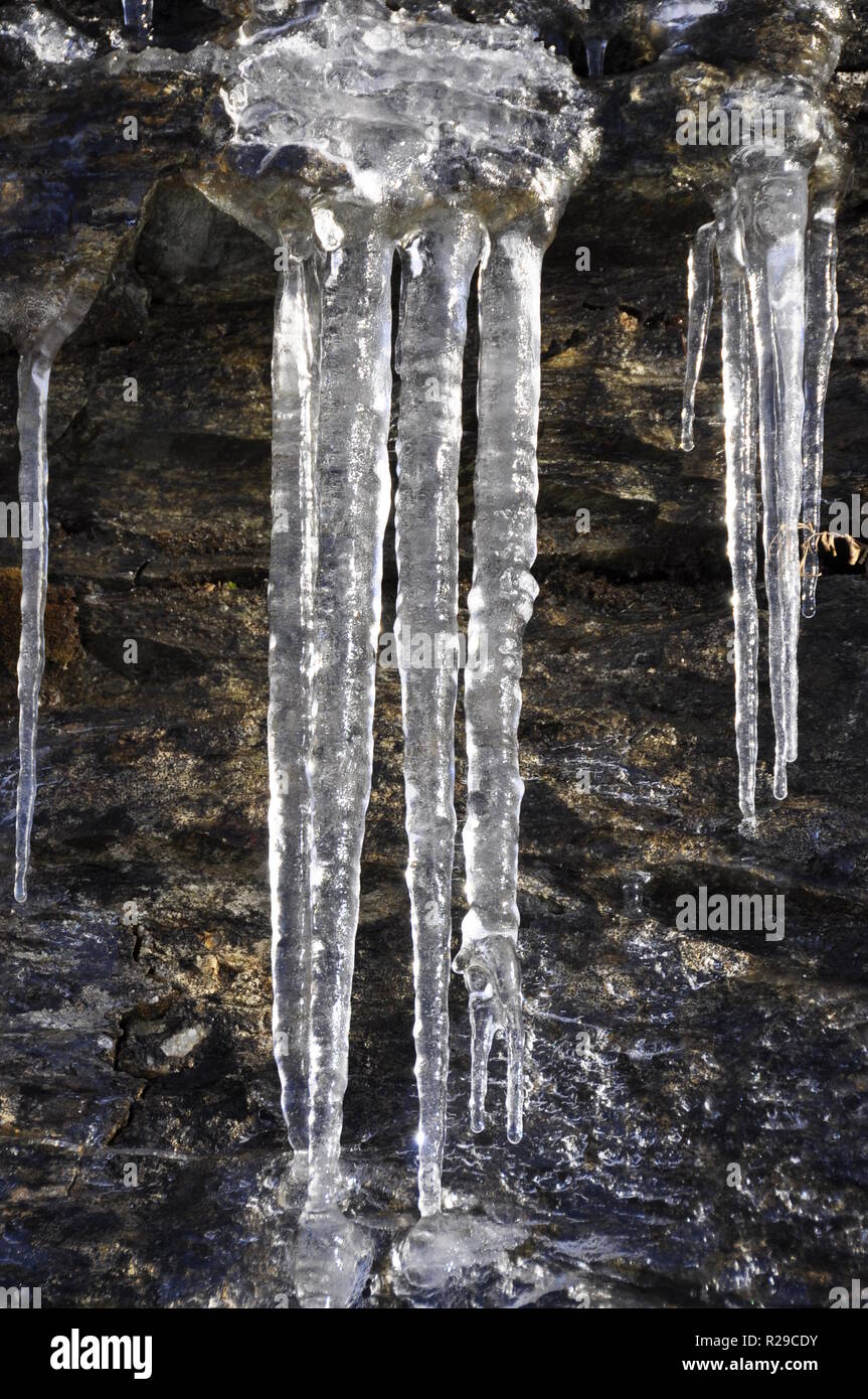 Nahaufnahme auf Eiszapfen hängen von einem Felsen Stockfoto