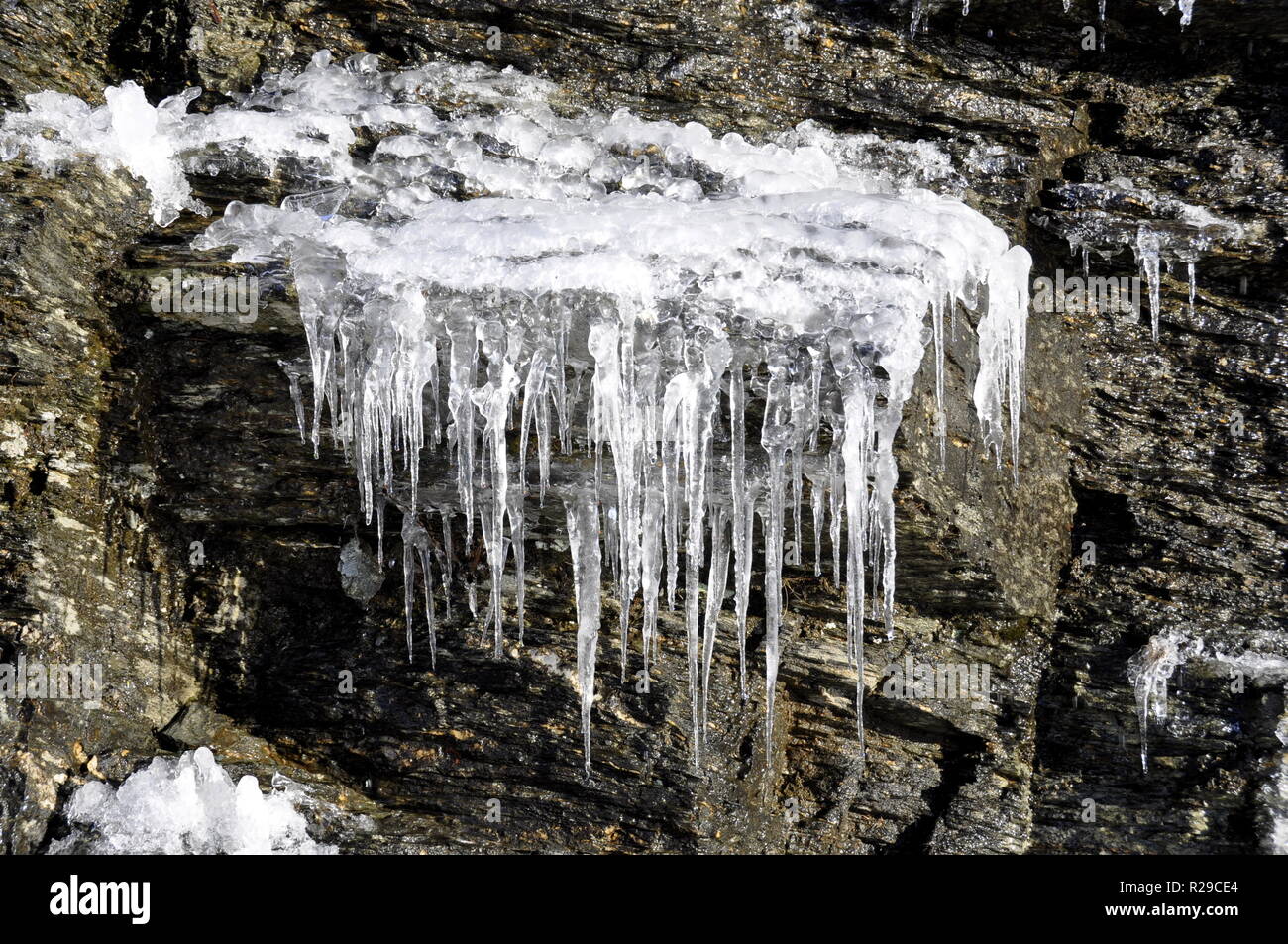 Nahaufnahme auf Eiszapfen hängen von einem Felsen Stockfoto