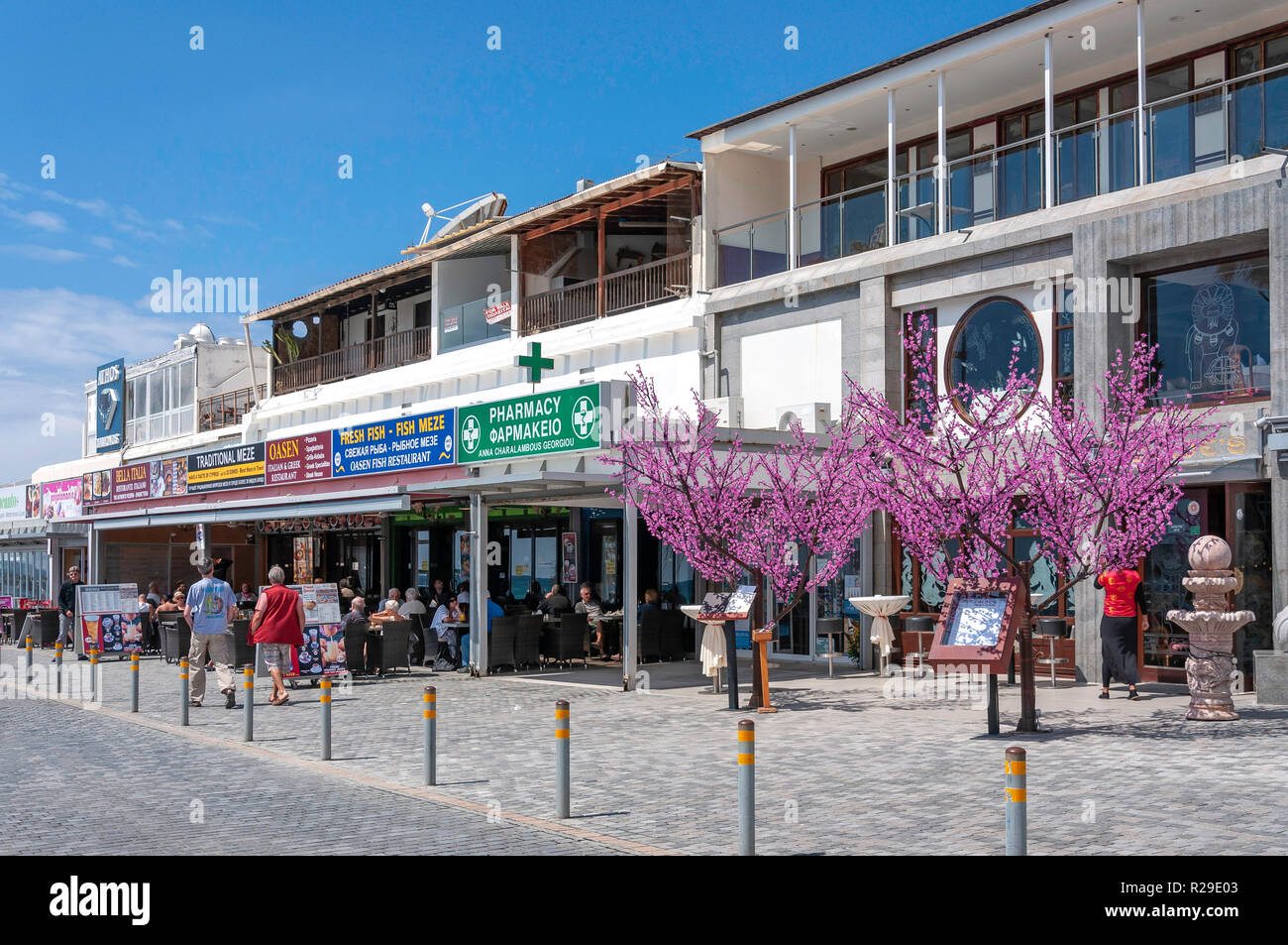 Geschäfte und Restaurants direkt am Meer, Poseidonos Avenue, Paphos (Pafos), Pafos Bezirk, Republik Zypern Stockfoto