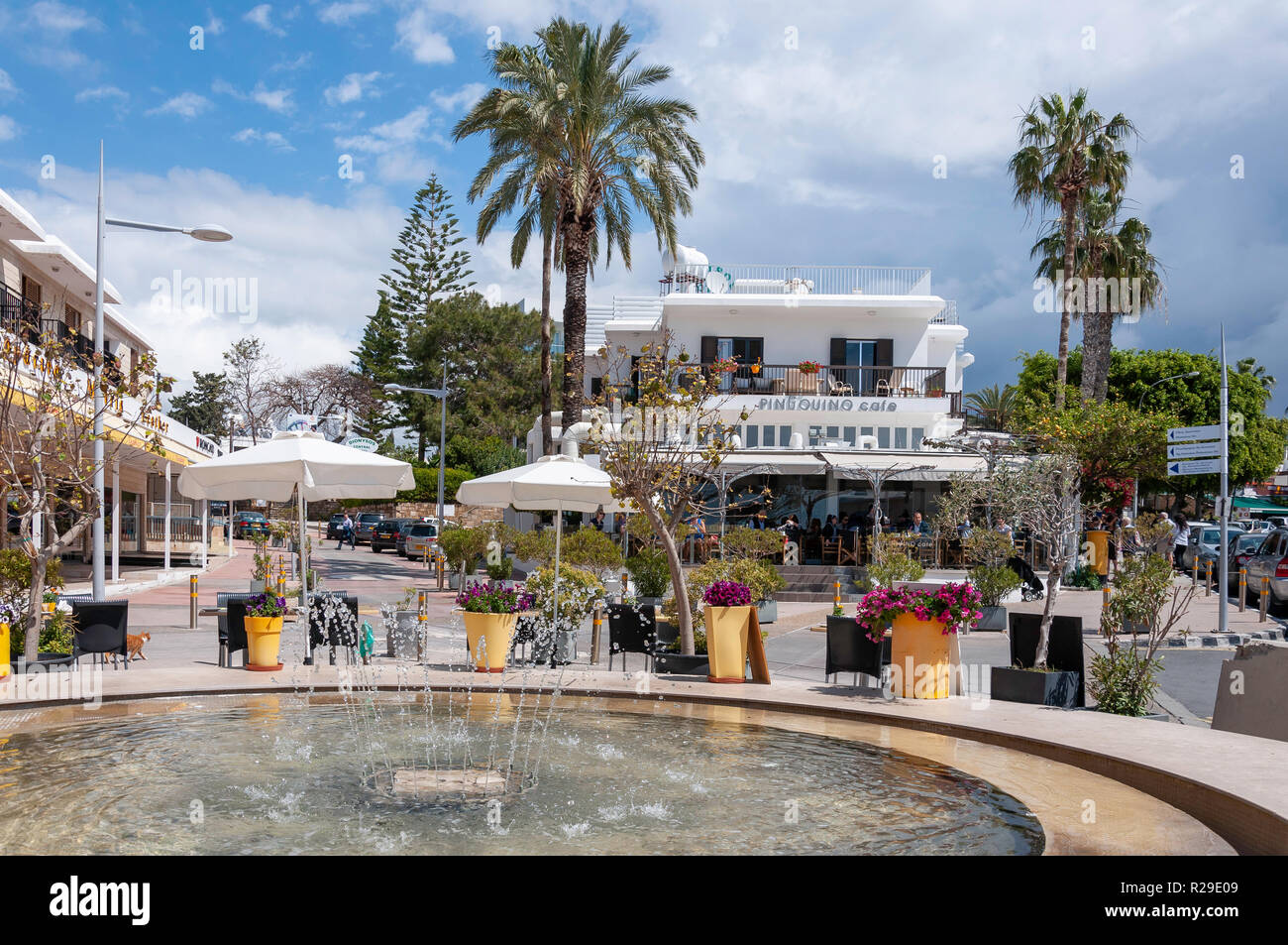 Pingouino Cafe und Brunnen, Poseidonos Avenue, Paphos (Pafos), Pafos Bezirk, Republik Zypern Stockfoto