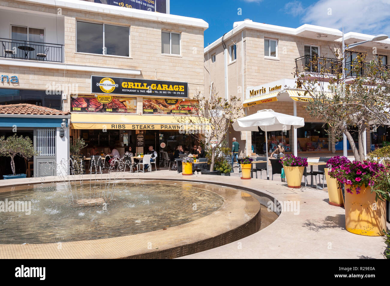 Grill Garage Restaurant und Brunnen, Poseidonos Avenue, Paphos (Pafos), Pafos Bezirk, Republik Zypern Stockfoto