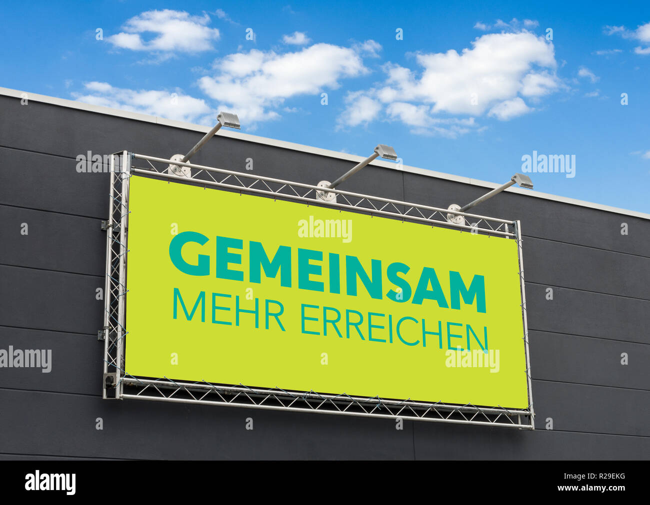 Die deutschen Wörter Gemeinsam mehr erreichen (Gemeinsam können wir mehr erreichen) auf einer Anschlagtafel geschrieben Stockfoto