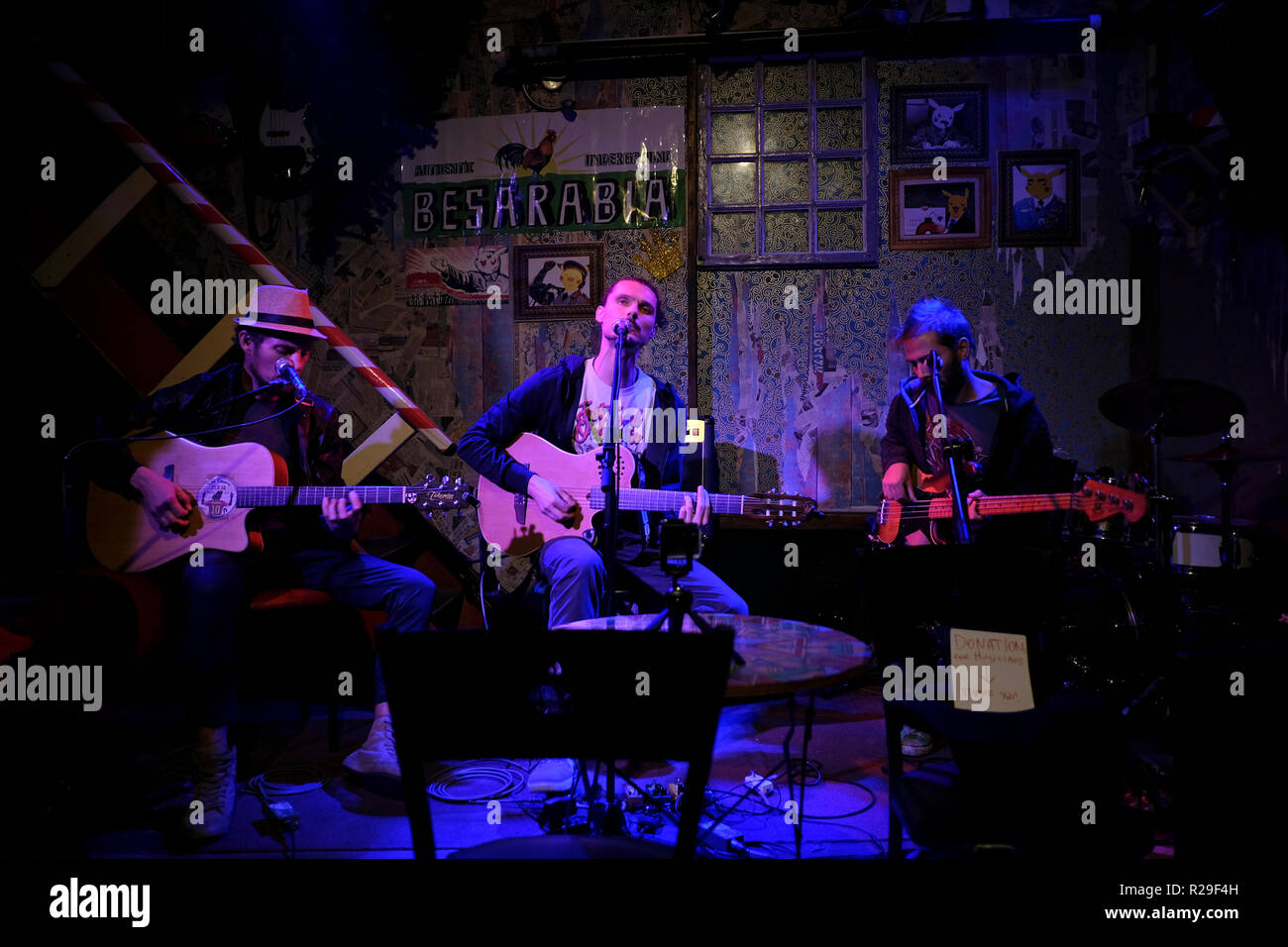 Junge israelische Musiker Der arcadier Gruppe live spielen akustische in Besarabia Bar in Downtown West Jerusalem Israel Stockfoto