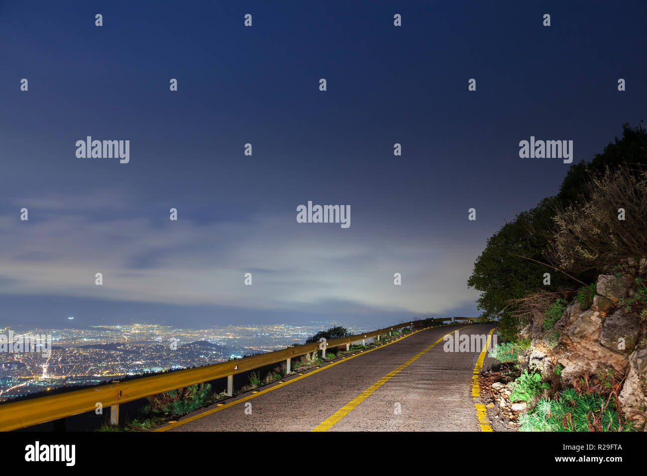 Bergigen Straße nach Berg Hymettus (ymittos), während der kalten Winter am Nachmittag, in Athen, Griechenland. Stockfoto