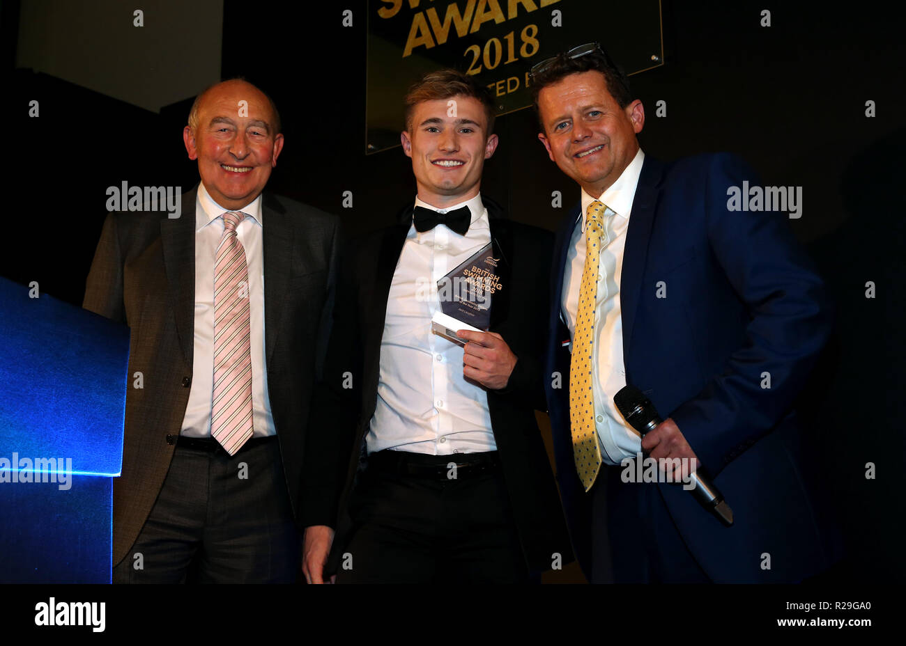 Britische Schwimmen Sportler des Jahres Sieger Jack Lacher mit Moderator Mike Bushell und award Presenter Maurice Watkins während des britischen Swimming Awards 2018 an dem Punkt, Lancashire County Cricket Club, Manchester Stockfoto