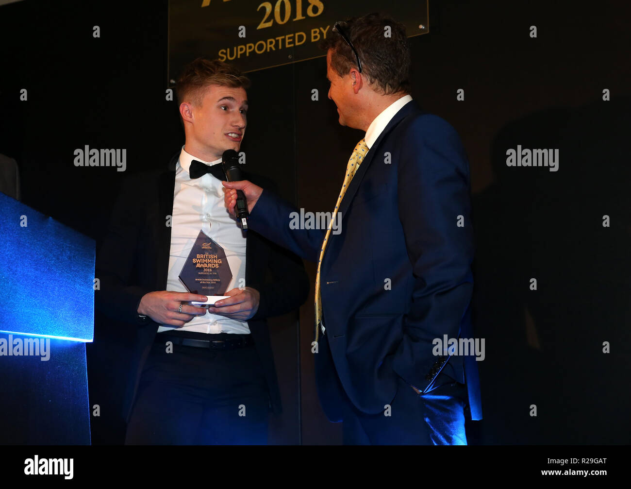 Britische Schwimmen Sportler des Jahres Sieger Jack Lacher mit Moderator Mike Bushell und award Presenter Maurice Watkins während des britischen Swimming Awards 2018 an dem Punkt, Lancashire County Cricket Club, Manchester Stockfoto