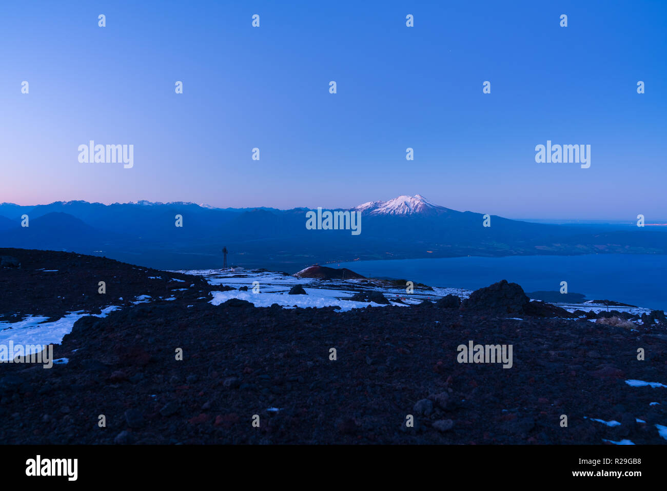 Blick von den Höhen des Vulkan Osorno, viel des Lago Llanquihue und Ensenada. Vulkan Calbuco ist auch im Hintergrund zu sehen. Süden von Chile Stockfoto