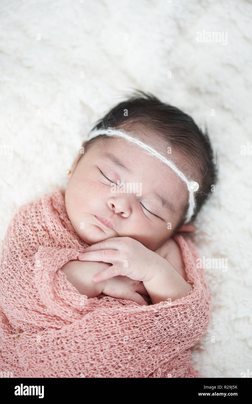 Neugeborene schlafen über der oberen Ansicht auf weichen weißen Hintergrund Stockfoto