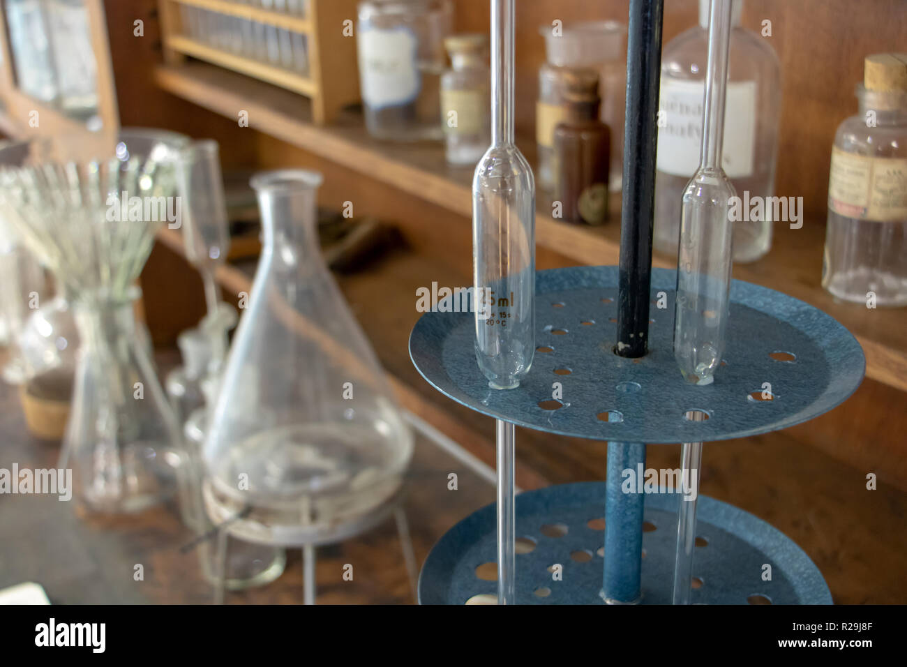 Alte Wissenschaft Ausrüstung für chemische Experiment und produzieren. Vintage Glasflaschen auf Holztisch, Nahaufnahme Stockfoto