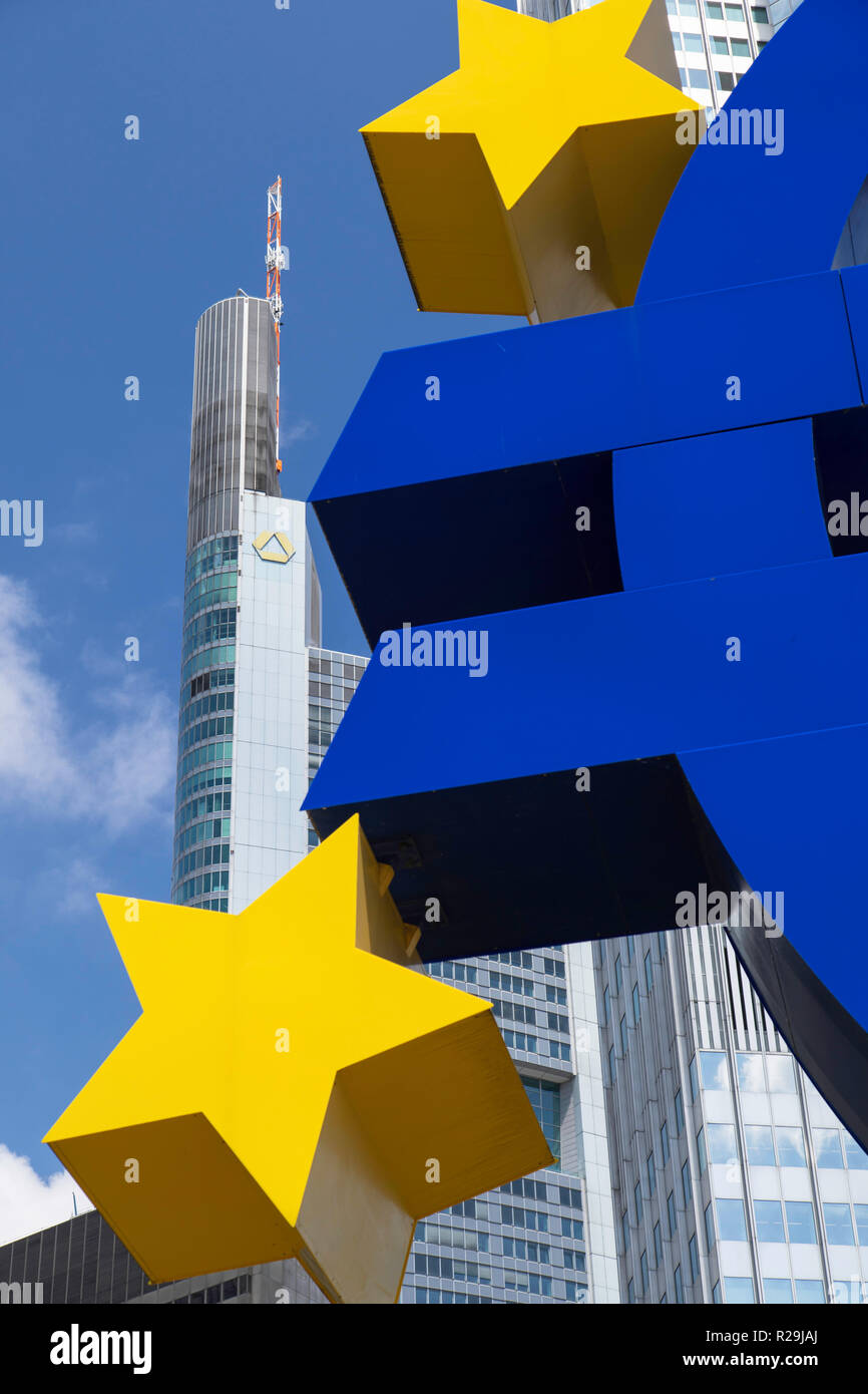 Euro Zeichen und Commerzbank Gebäude in Willy Brandt Platz, Frankfurt, Hessen, Deutschland Stockfoto