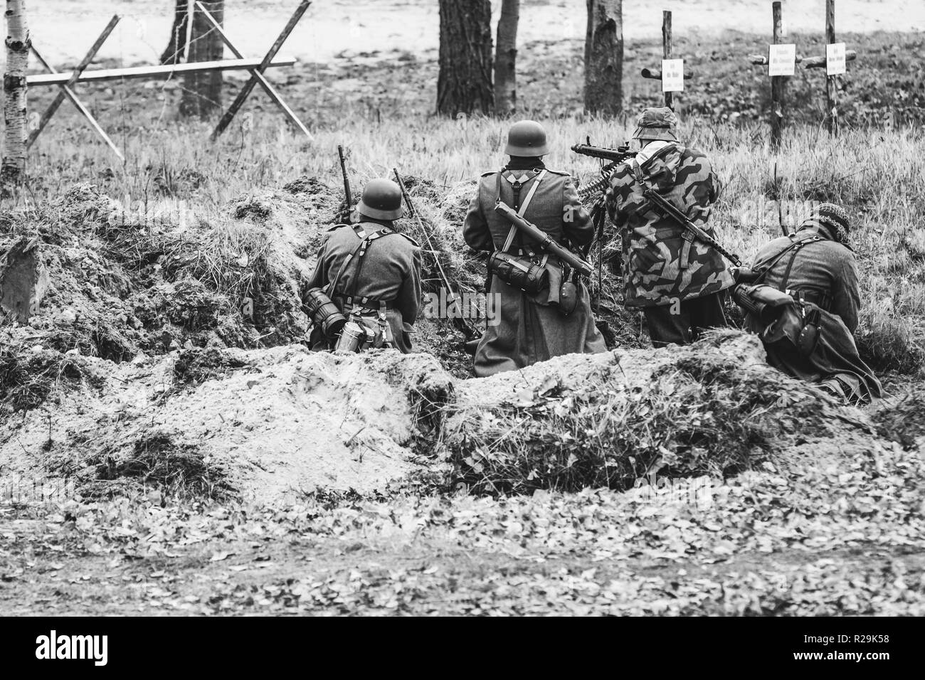 Machine Gun Crew von Deutschen Wehrmachtssoldaten in Form des 2. Weltkriegs auf einem Schwarz-Weiß-Foto. Stockfoto