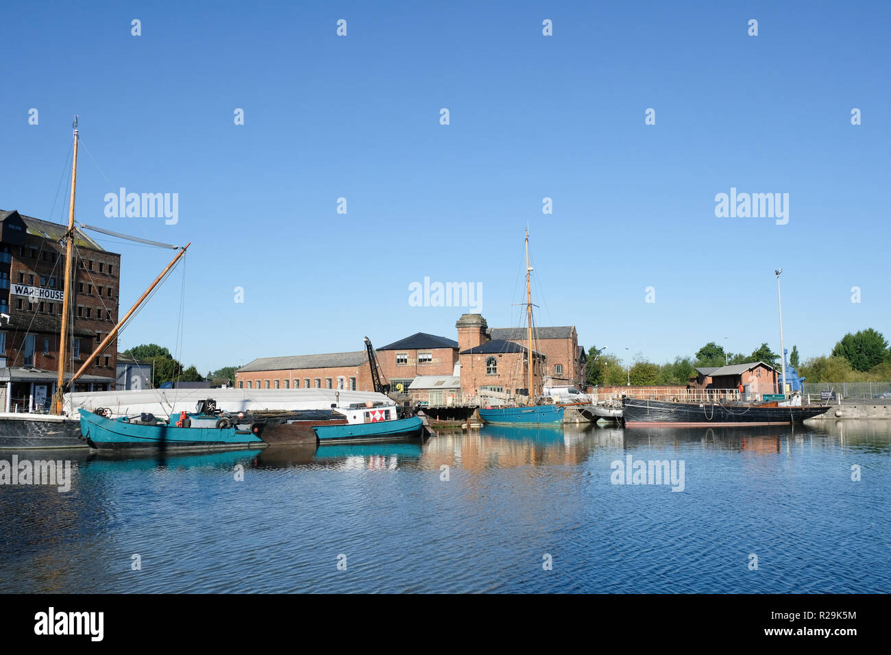 Boote im Becken von Gloucester Docks Stockfoto