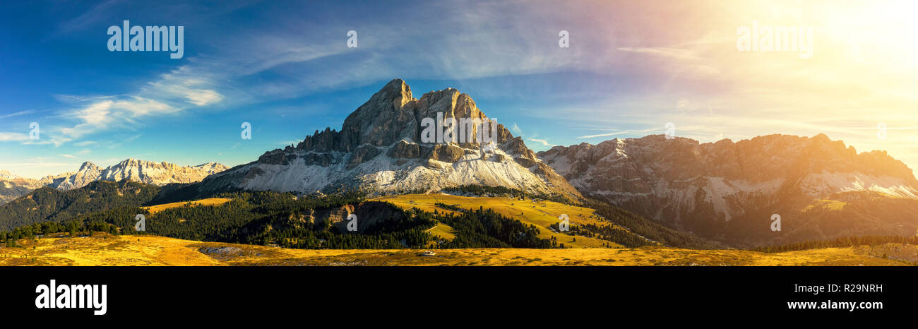 Panoramablick auf Sas de Peiterkofel Berg am Passo Erbe, Italien, Dolomiten, Europa Stockfoto