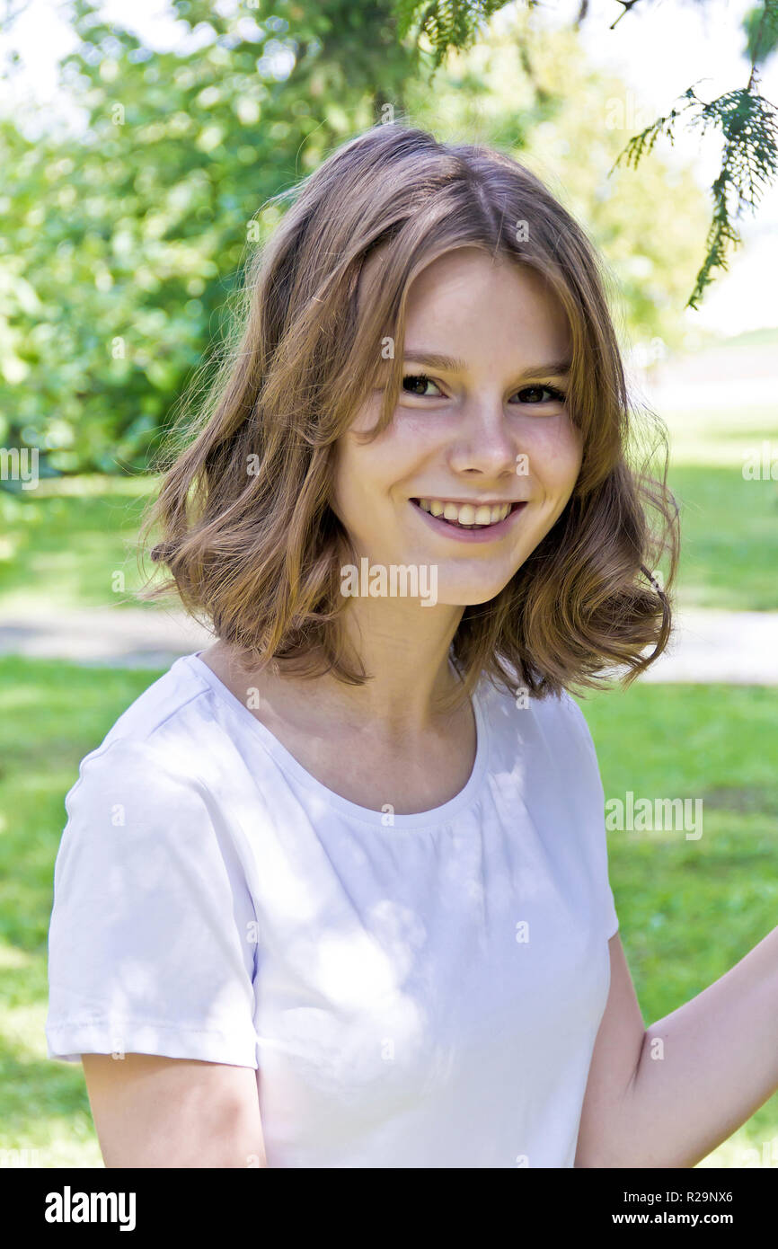 Portrait von cute blonde Mädchen 14 Jahre alt Stockfoto