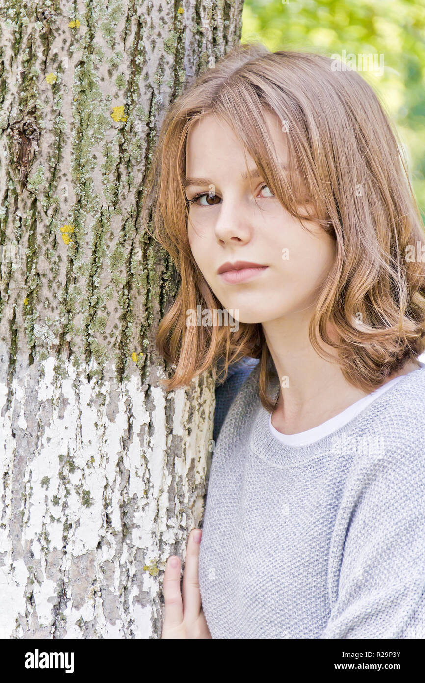 Schöne Mädchen 14 Jahre Alt Schlanke Gegen Baum Stockfotografie Alamy